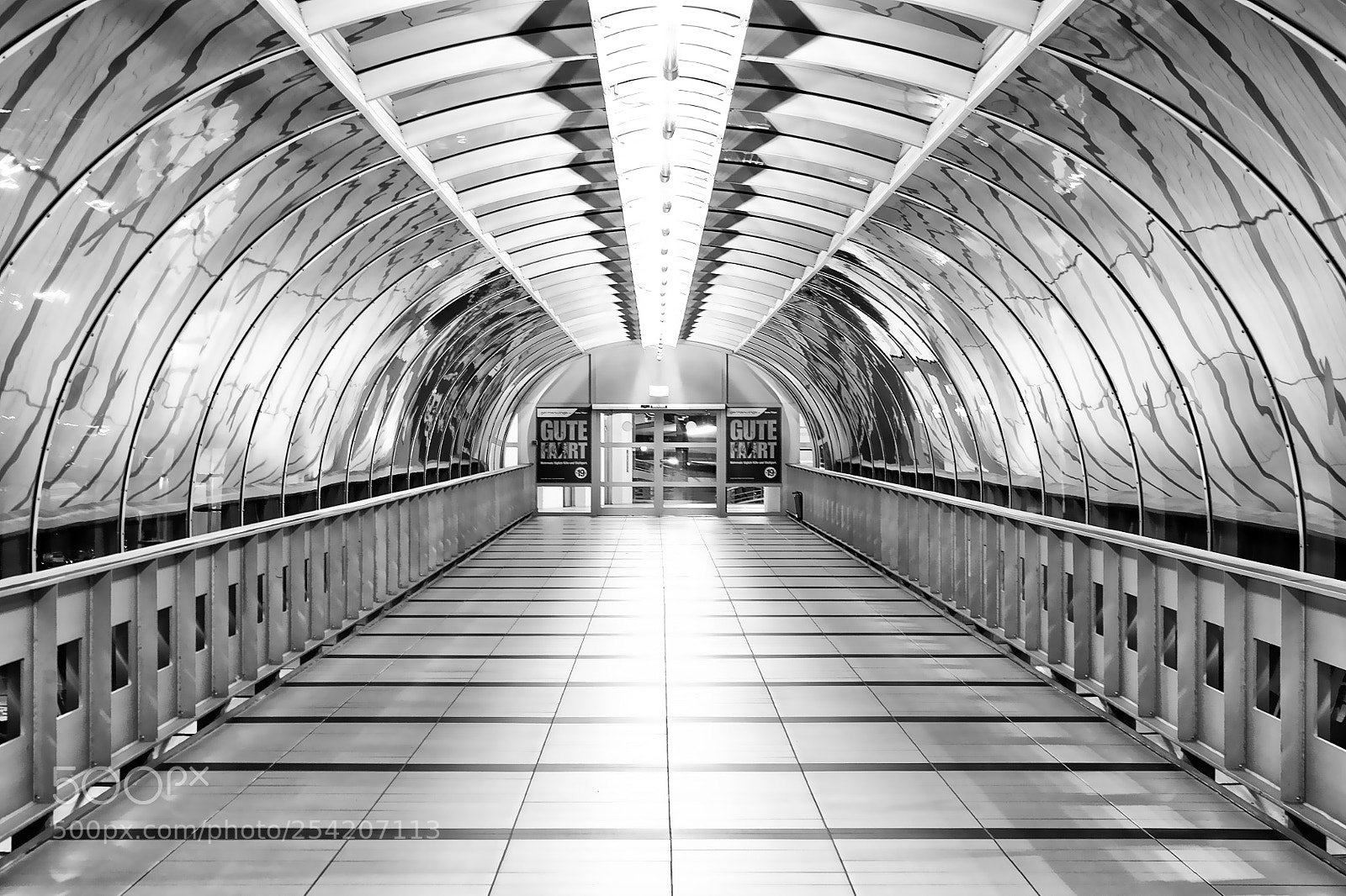 Canon EOS 450D (EOS Rebel XSi / EOS Kiss X2) sample photo. The tunnel photography