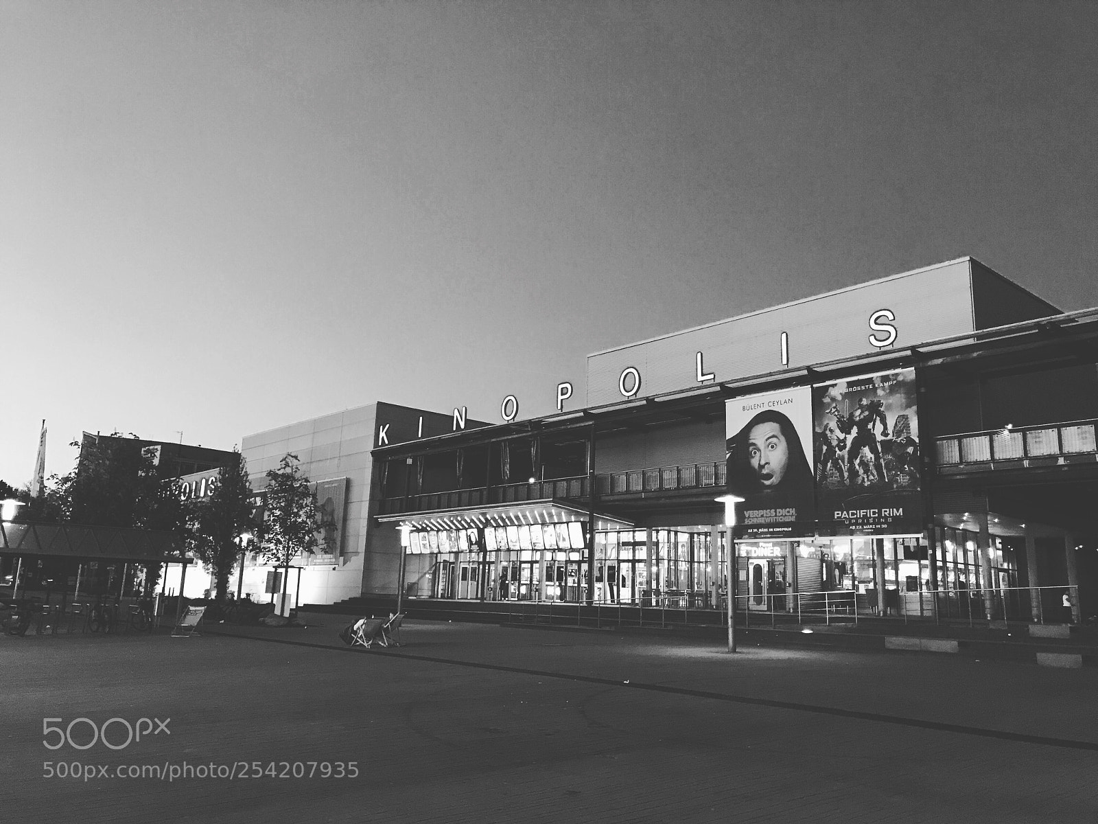 Apple iPhone 7 Plus sample photo. Night alone  photography
