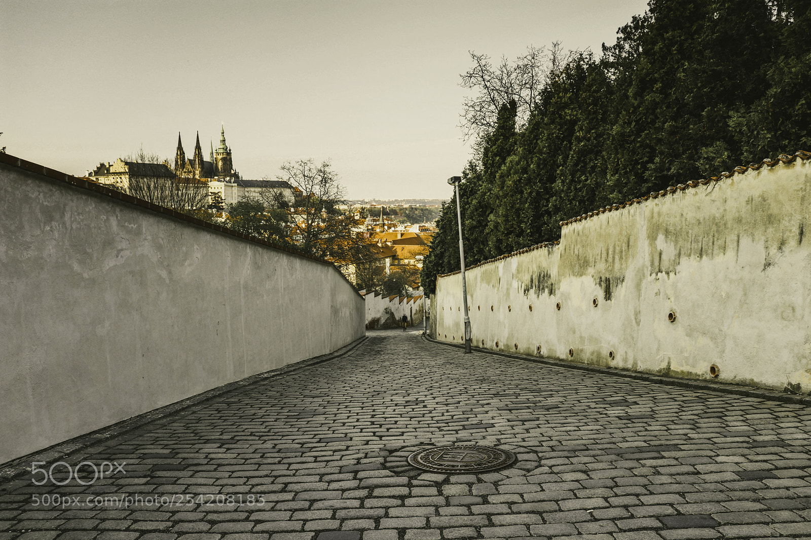 Canon EOS 200D (EOS Rebel SL2 / EOS Kiss X9) sample photo. Old street in prague photography