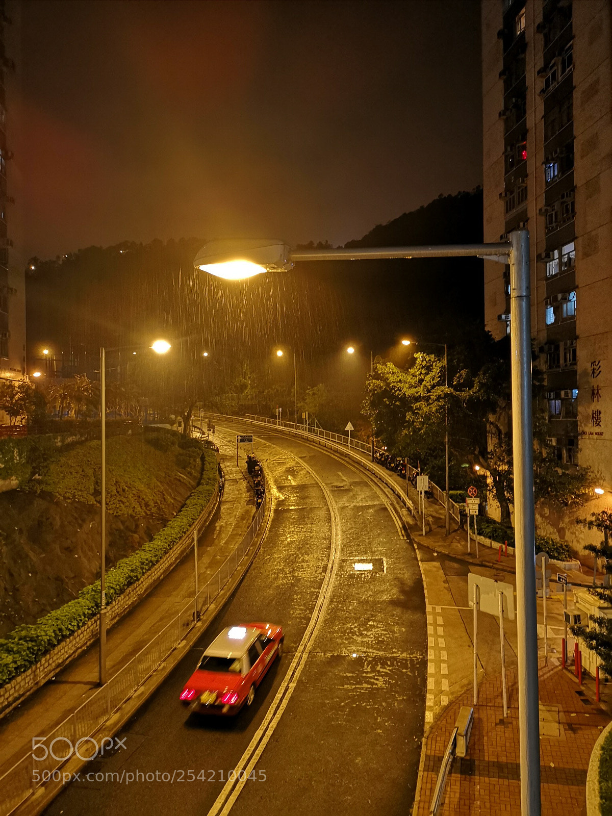 HUAWEI CLT-L29 sample photo. Raining night photography