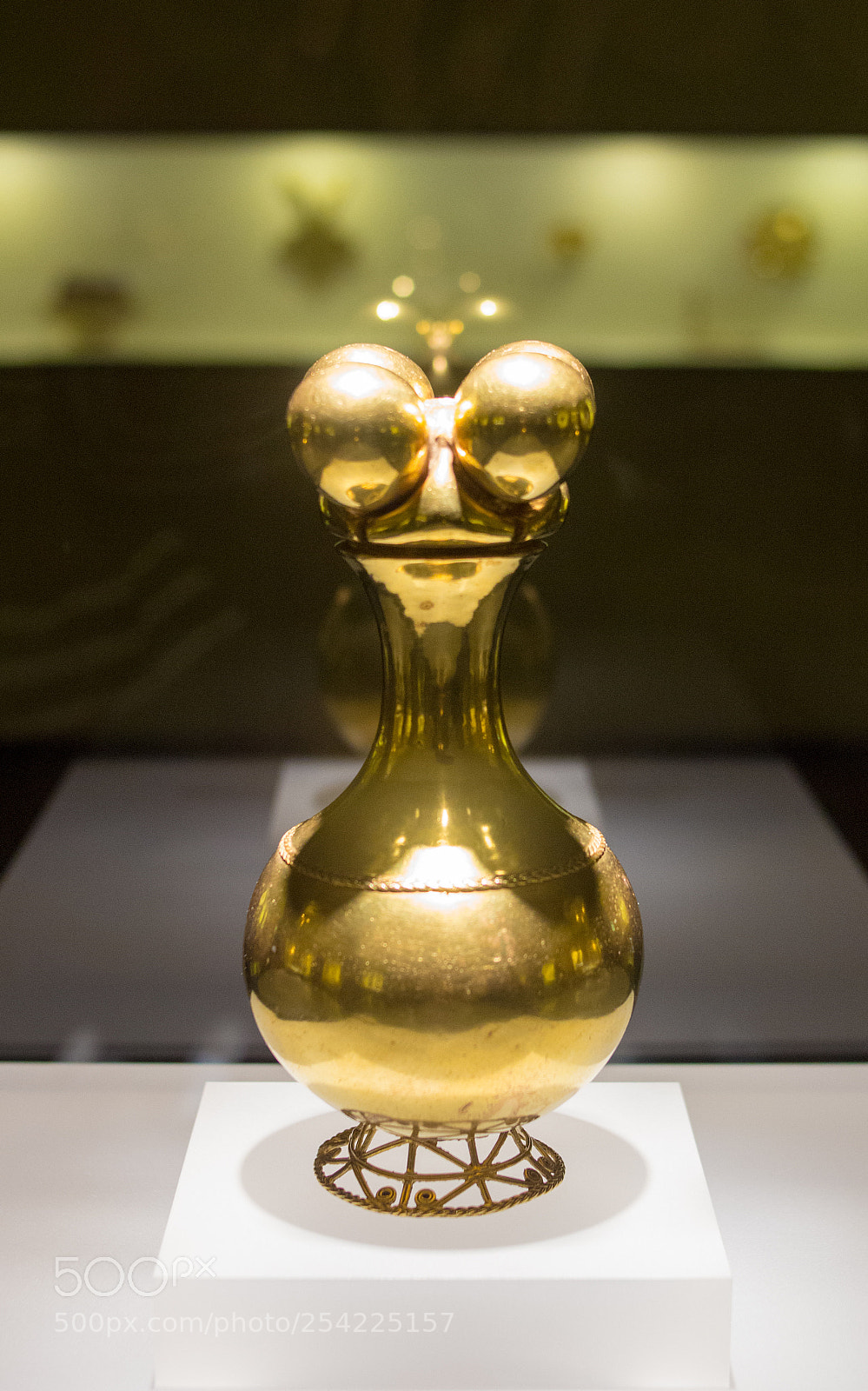 Canon EOS 700D (EOS Rebel T5i / EOS Kiss X7i) sample photo. Gold vase photography