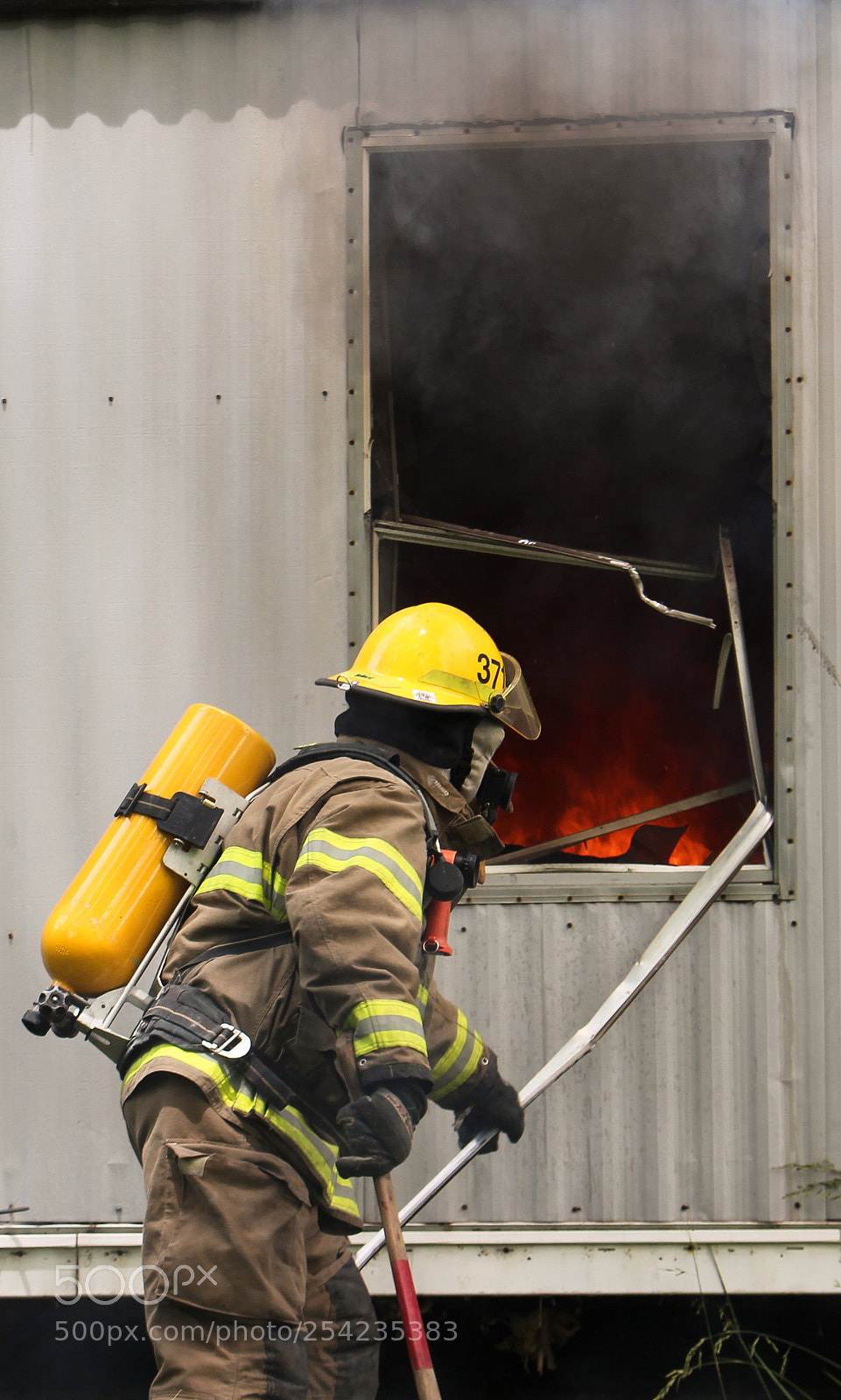 Canon EOS 700D (EOS Rebel T5i / EOS Kiss X7i) sample photo. Fire fighter taking out photography