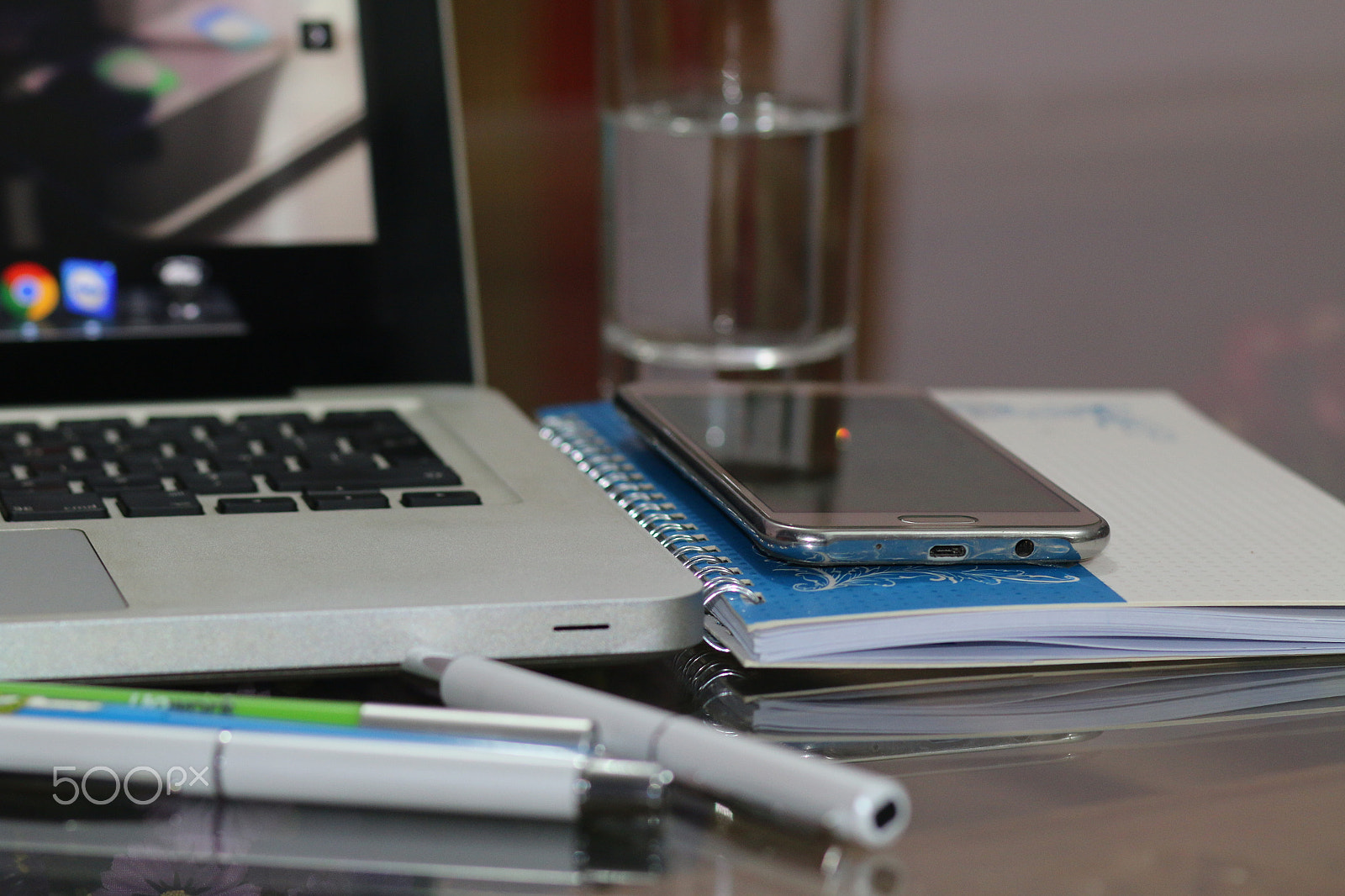 Canon EOS 70D + Canon EF 85mm F1.8 USM sample photo. Freedom working table photography