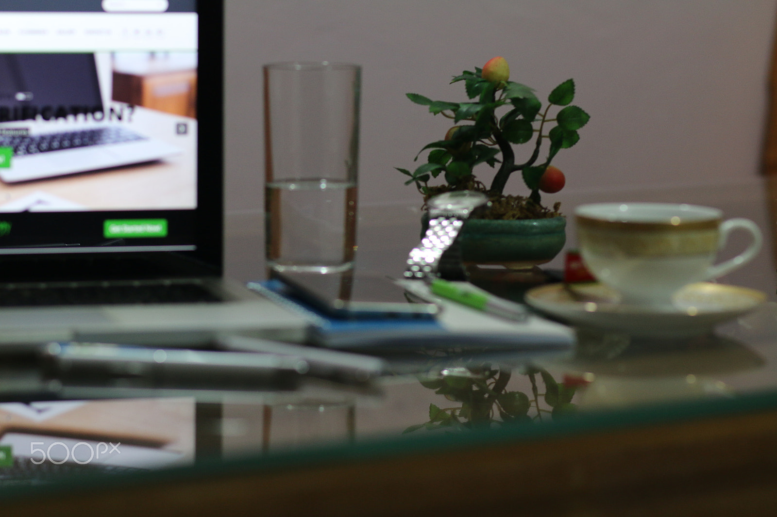 Canon EOS 70D + Canon EF 85mm F1.8 USM sample photo. Freedom working table photography