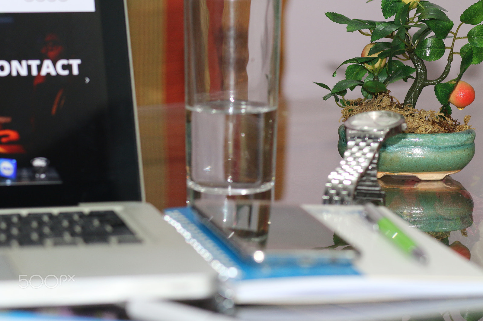 Canon EOS 70D + Canon EF 85mm F1.8 USM sample photo. Freedom working table photography