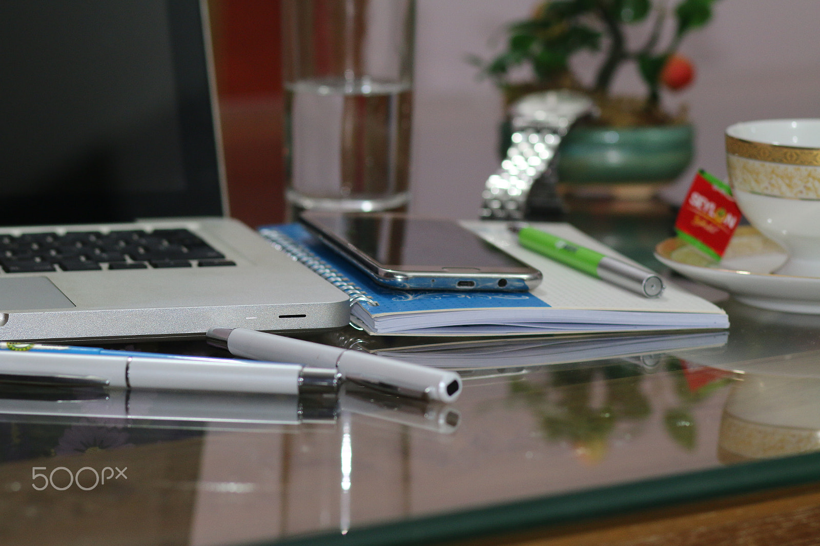 Canon EOS 70D + Canon EF 85mm F1.8 USM sample photo. Freedom working table photography