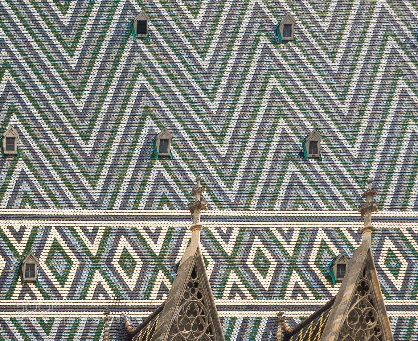 Canon EOS 5D Mark IV sample photo. Zigzagging - stephansdom photography