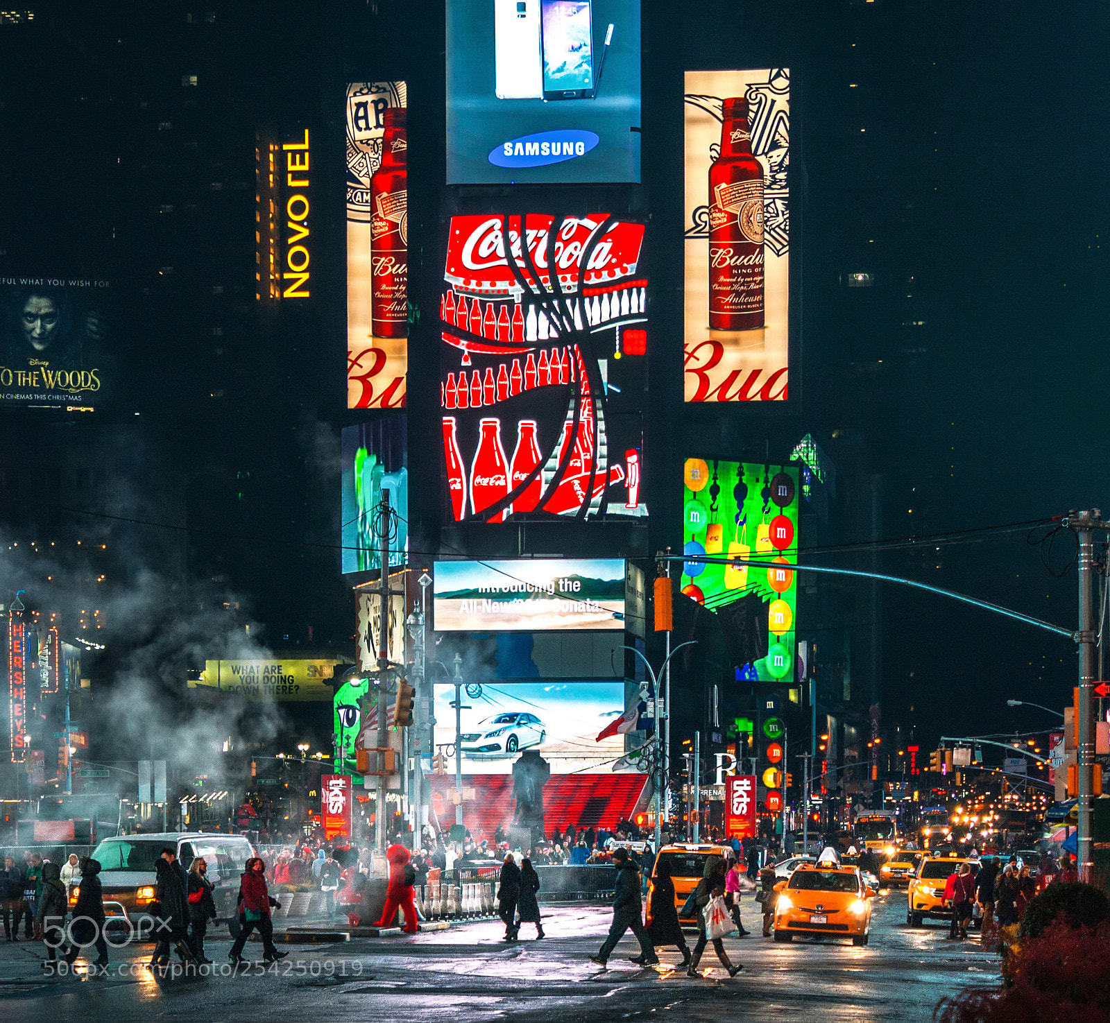 Canon EOS 1000D (EOS Digital Rebel XS / EOS Kiss F) sample photo. Times square night reflections photography