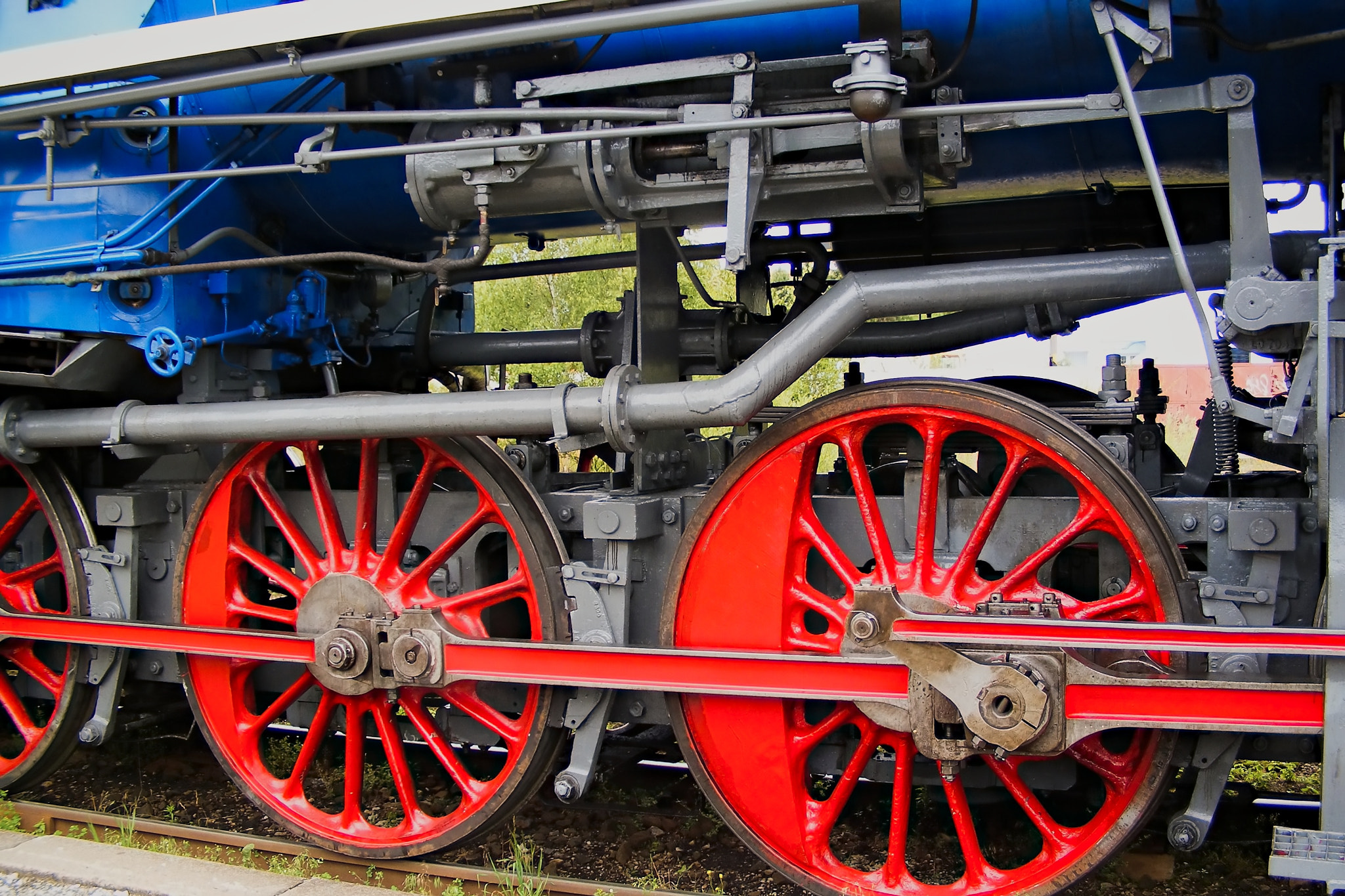 Fujifilm FinePix S5700 S700 sample photo. Old locomotive wheels photography