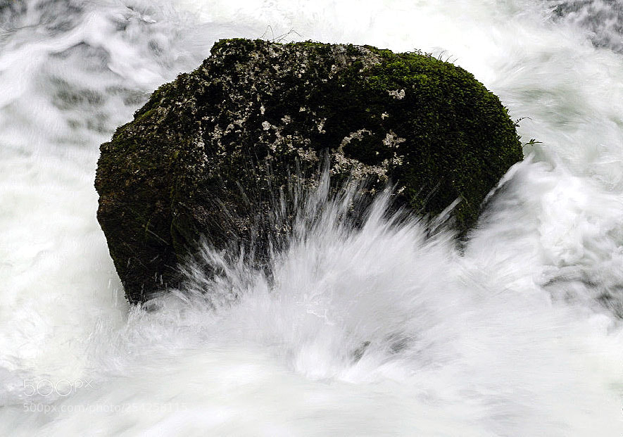 Sony ILCA-77M2 sample photo. Splash on the rock photography