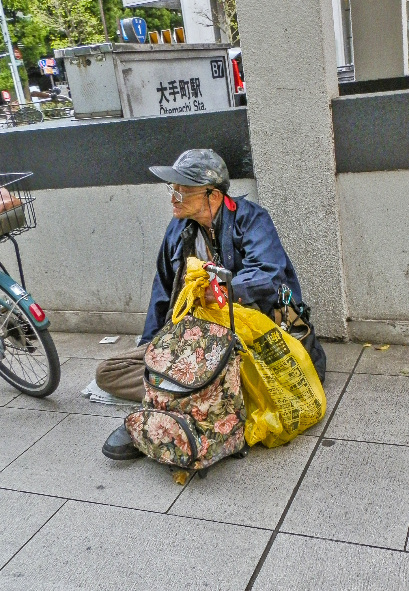 Olympus SZ-10 sample photo. The man sitting on the road photography