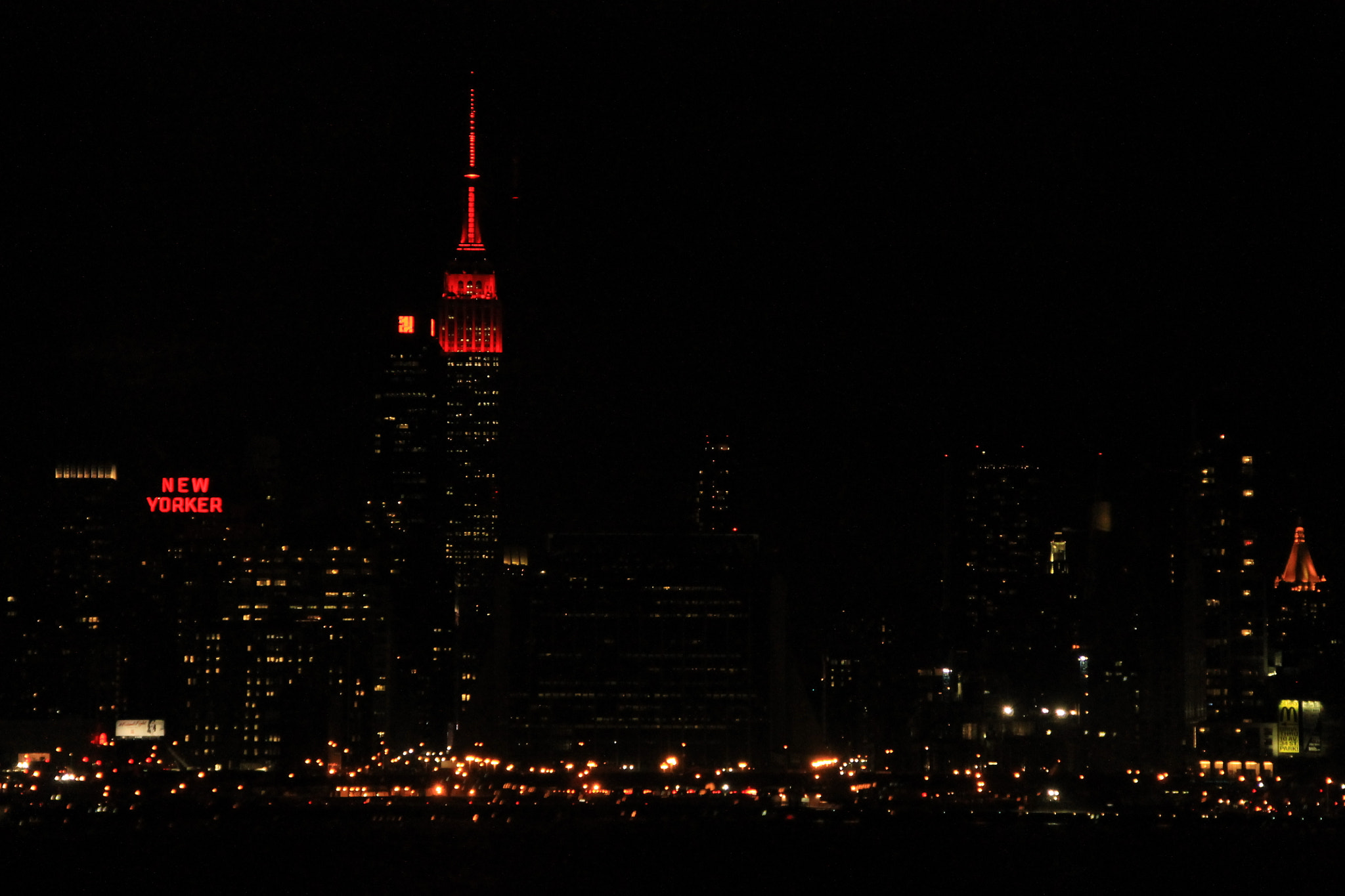 Canon EOS 1100D (EOS Rebel T3 / EOS Kiss X50) + Canon EF-S 18-135mm F3.5-5.6 IS sample photo. Manhattan by night photography