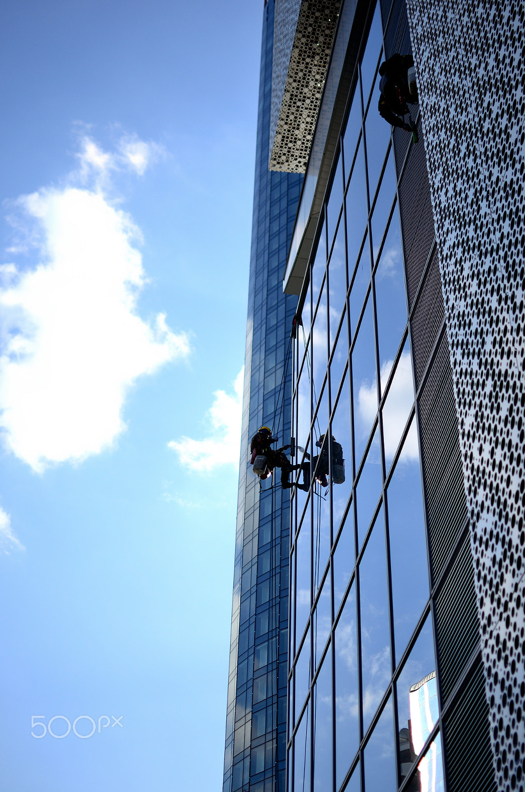 Nikon D7000 + Nikon AF-S DX Nikkor 35mm F1.8G sample photo. Worker at the building side photography