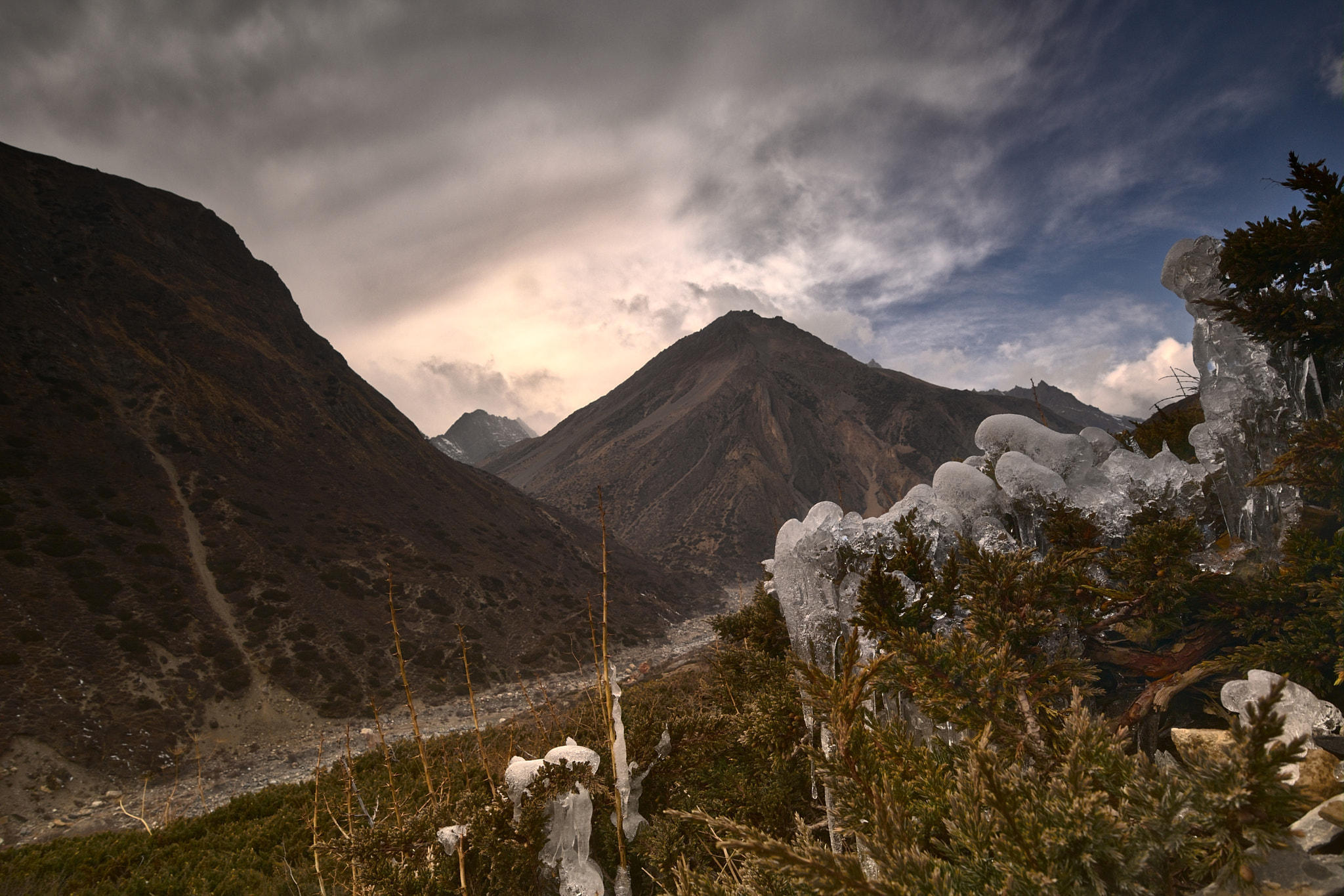 Canon EOS M5 + Canon EF-M 11-22mm F4-5.6 IS STM sample photo. Ice and golden hour photography