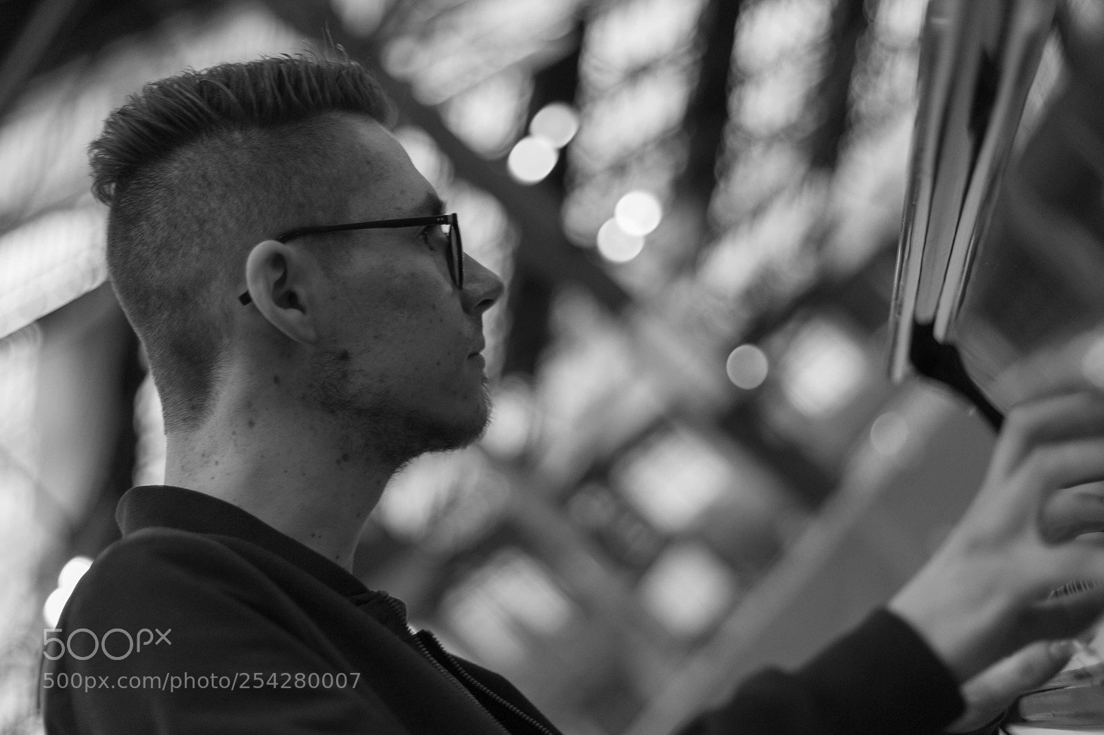 Canon EOS 700D (EOS Rebel T5i / EOS Kiss X7i) sample photo. Young man playing the photography