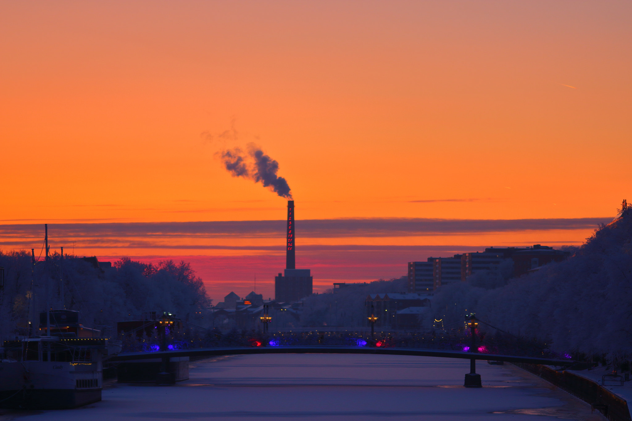 Canon EOS 600D (Rebel EOS T3i / EOS Kiss X5) sample photo. Icy river at dusk photography