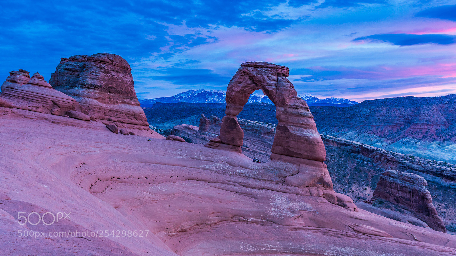 Canon EOS 5D Mark IV sample photo. Dusk at delicate arch photography