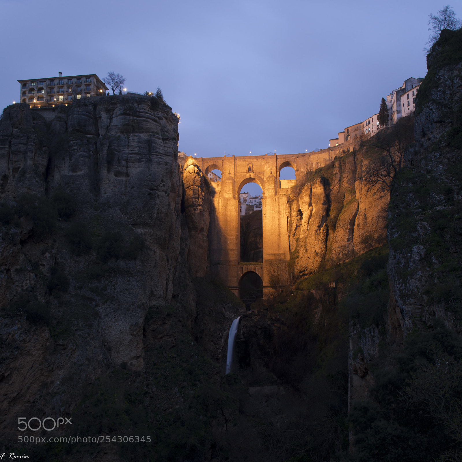 Canon EOS 5D Mark IV sample photo. Atardecer en el puente photography