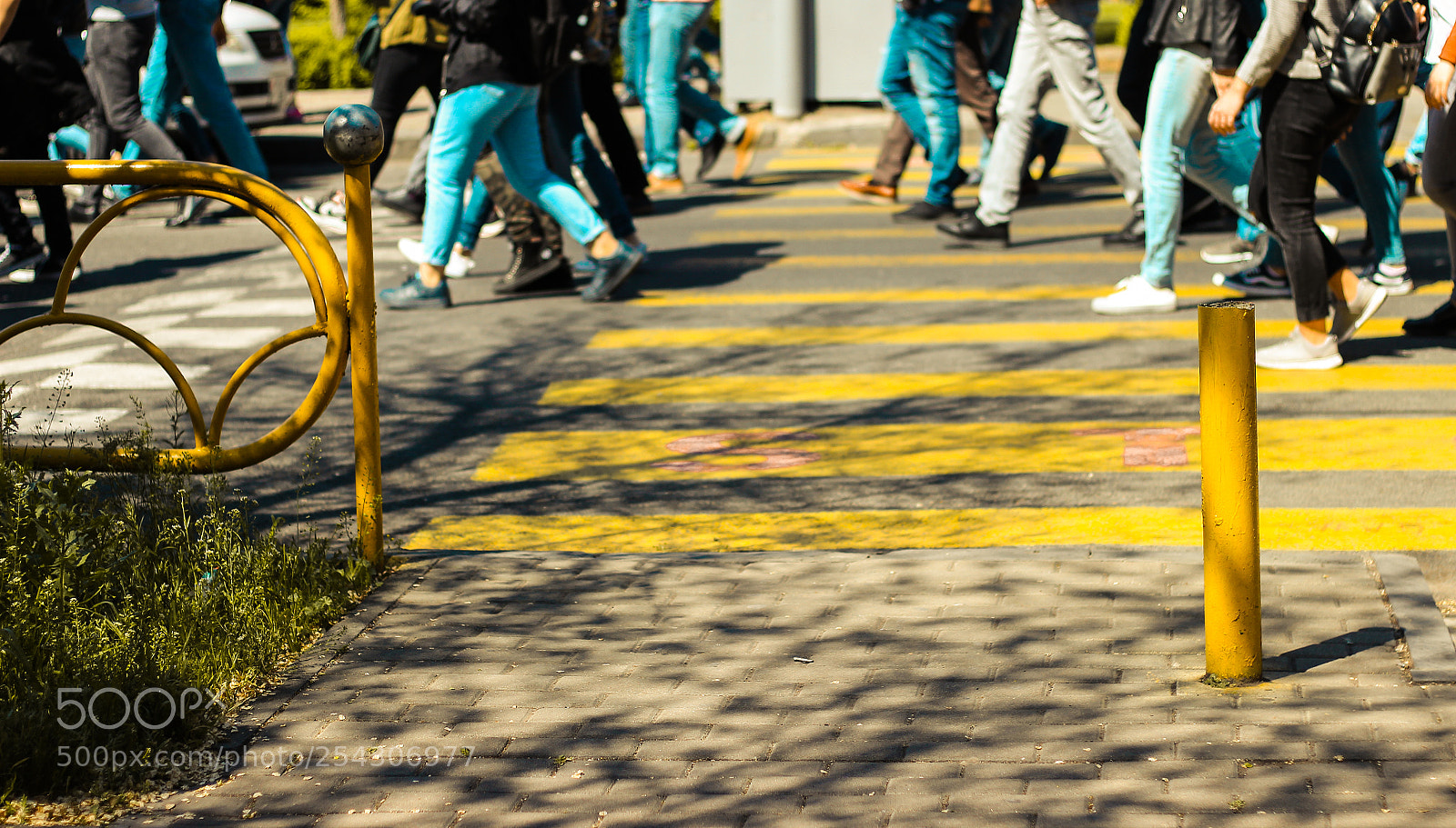 Canon EOS 600D (Rebel EOS T3i / EOS Kiss X5) sample photo. Blue and yellow movement photography