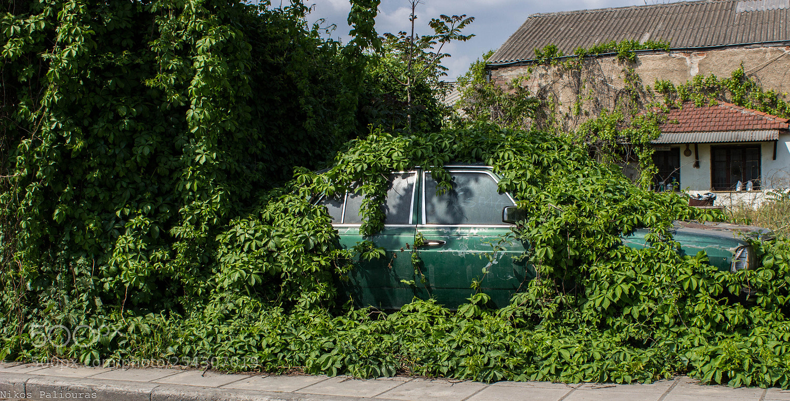 Canon EOS 100D (EOS Rebel SL1 / EOS Kiss X7) sample photo. Green car photography