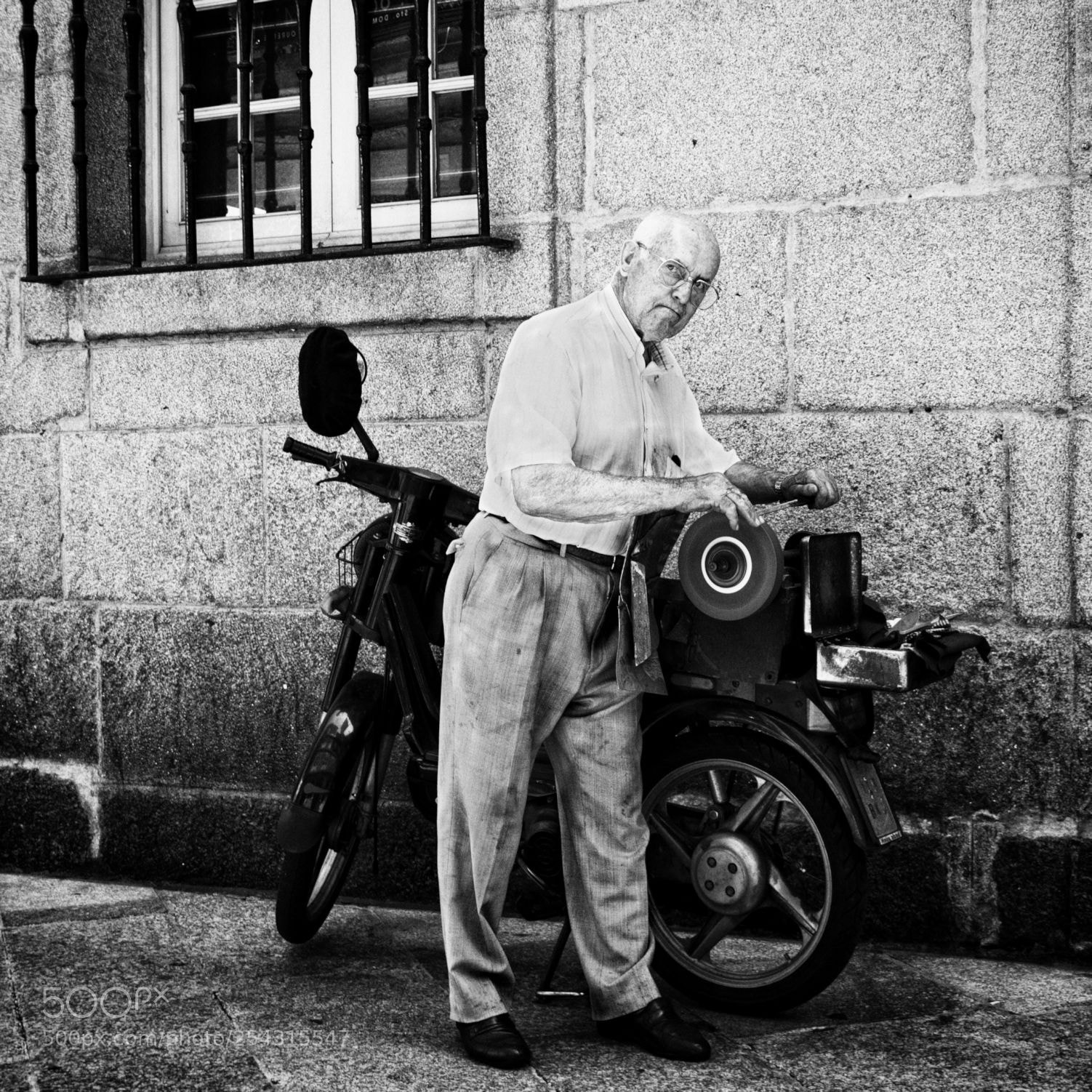 Canon EOS 350D (EOS Digital Rebel XT / EOS Kiss Digital N) sample photo. Knife grinder photography