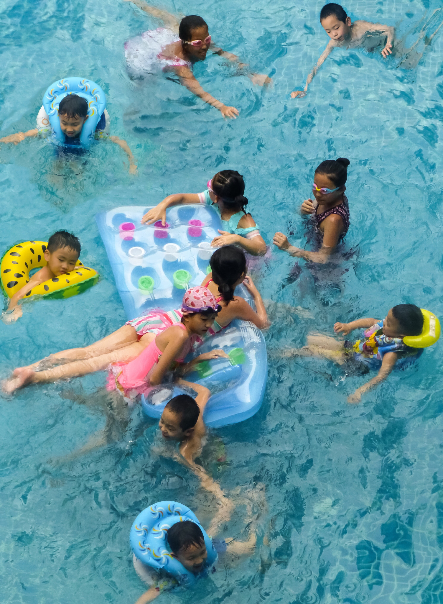 Panasonic Lumix DMC-ZS20 (Lumix DMC-TZ30) sample photo.  children playing in a swimming pool  photography