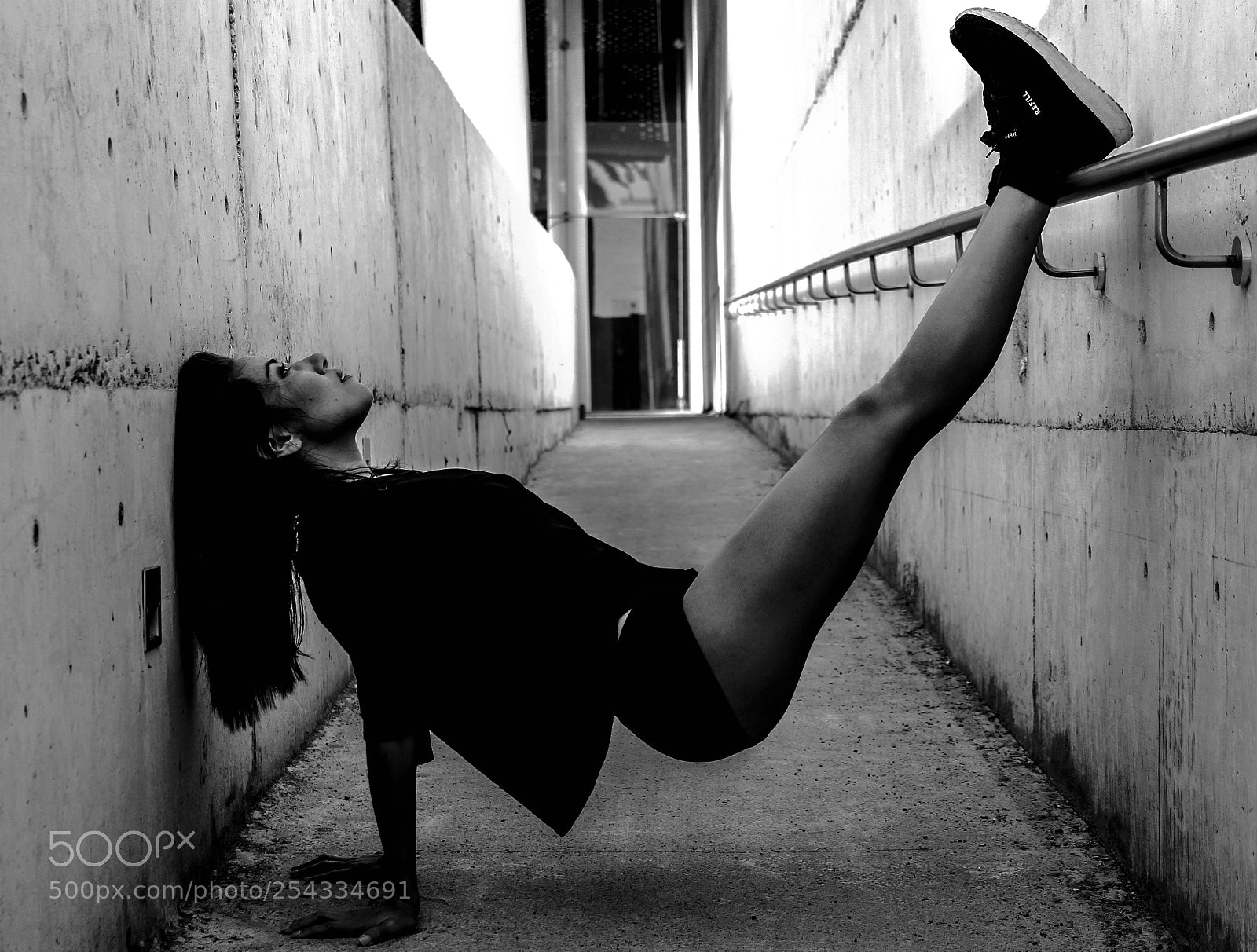 Canon EOS 1300D (EOS Rebel T6 / EOS Kiss X80) sample photo. Street dancer photography