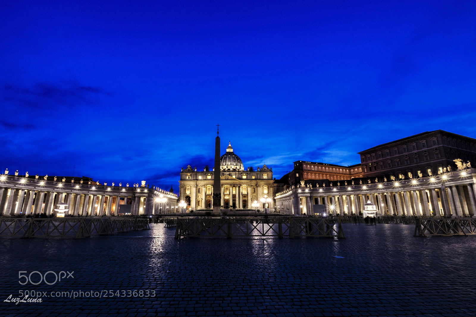 Canon EOS 750D (EOS Rebel T6i / EOS Kiss X8i) sample photo. St. peter's square photography