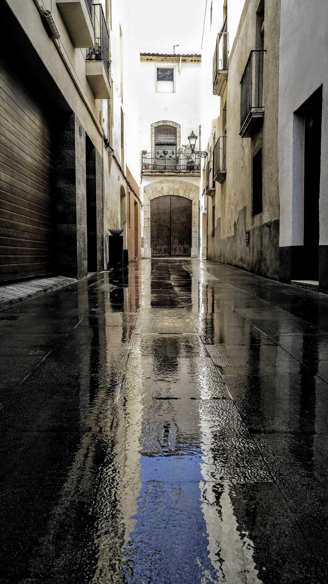 HUAWEI nova plus sample photo. M.g. reflections on the floor photography