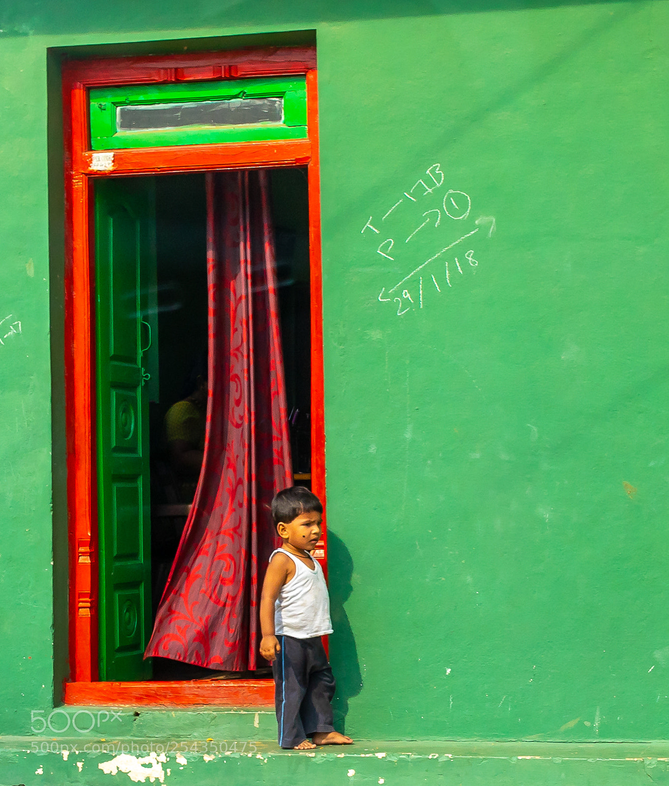 Canon EOS 5D Mark IV sample photo. Boy waiting photography