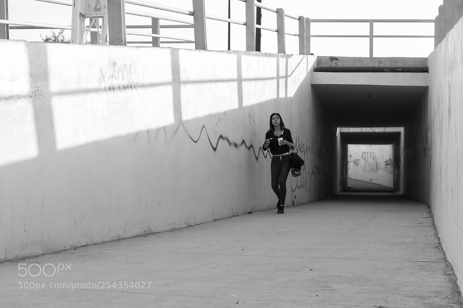 Canon EOS 7D Mark II sample photo. Cruzando el túnel photography