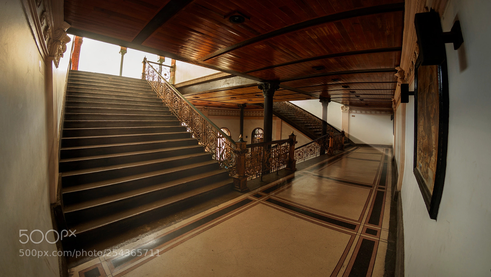 Olympus OM-D E-M10 sample photo. Aduana escaleras en ángulo photography