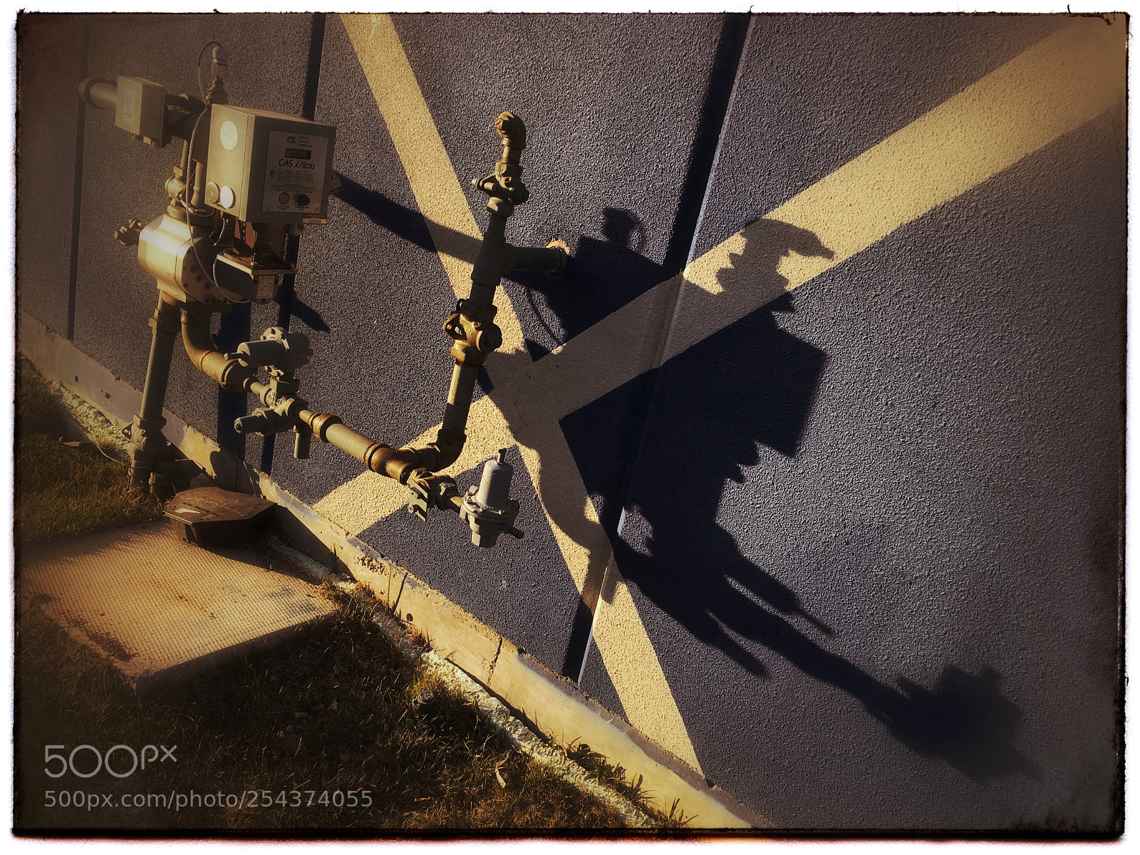 Apple iPhone SE sample photo. Gas meter and shadow. photography