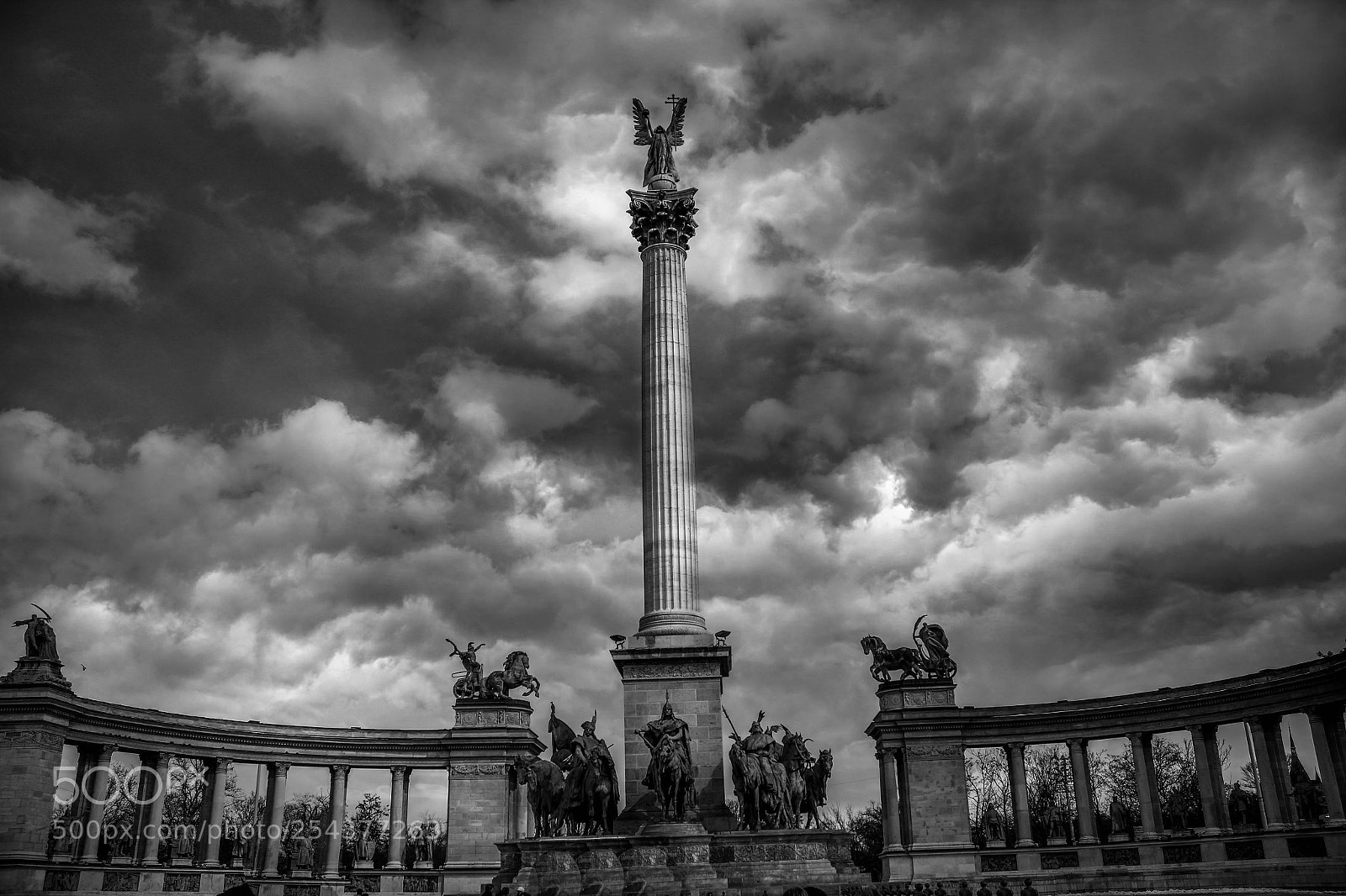 Canon EOS 550D (EOS Rebel T2i / EOS Kiss X4) sample photo. Heroes square in budapest photography