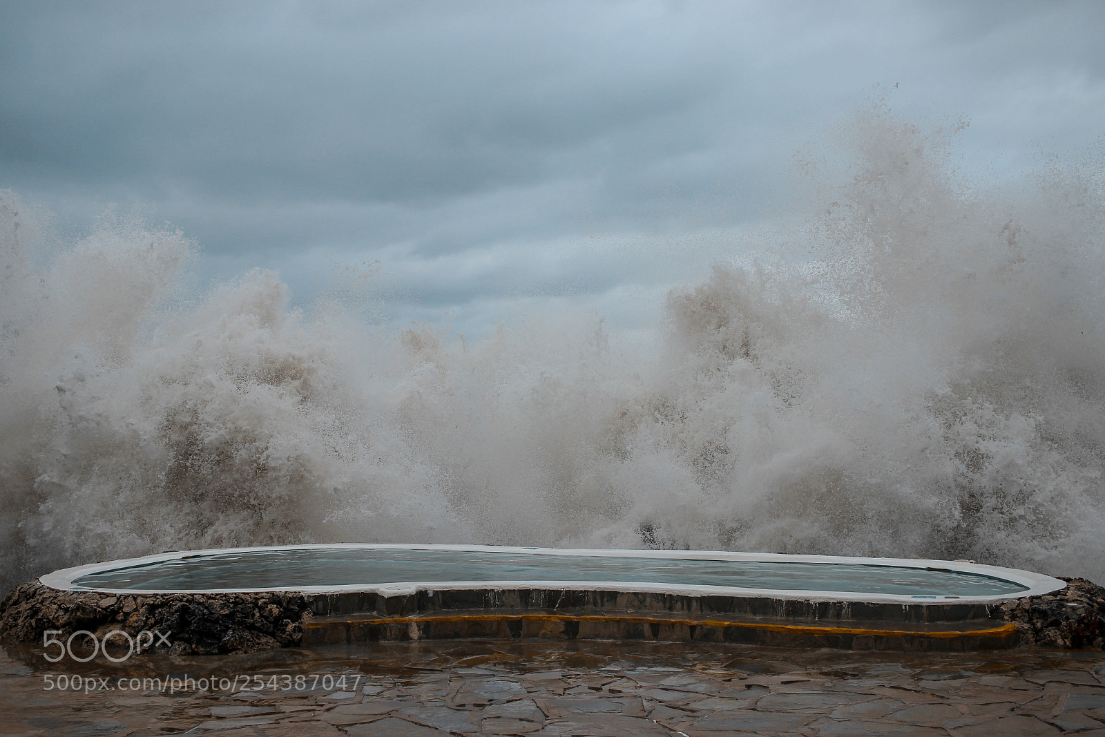 Canon EOS 600D (Rebel EOS T3i / EOS Kiss X5) sample photo. Crashing wave. photography