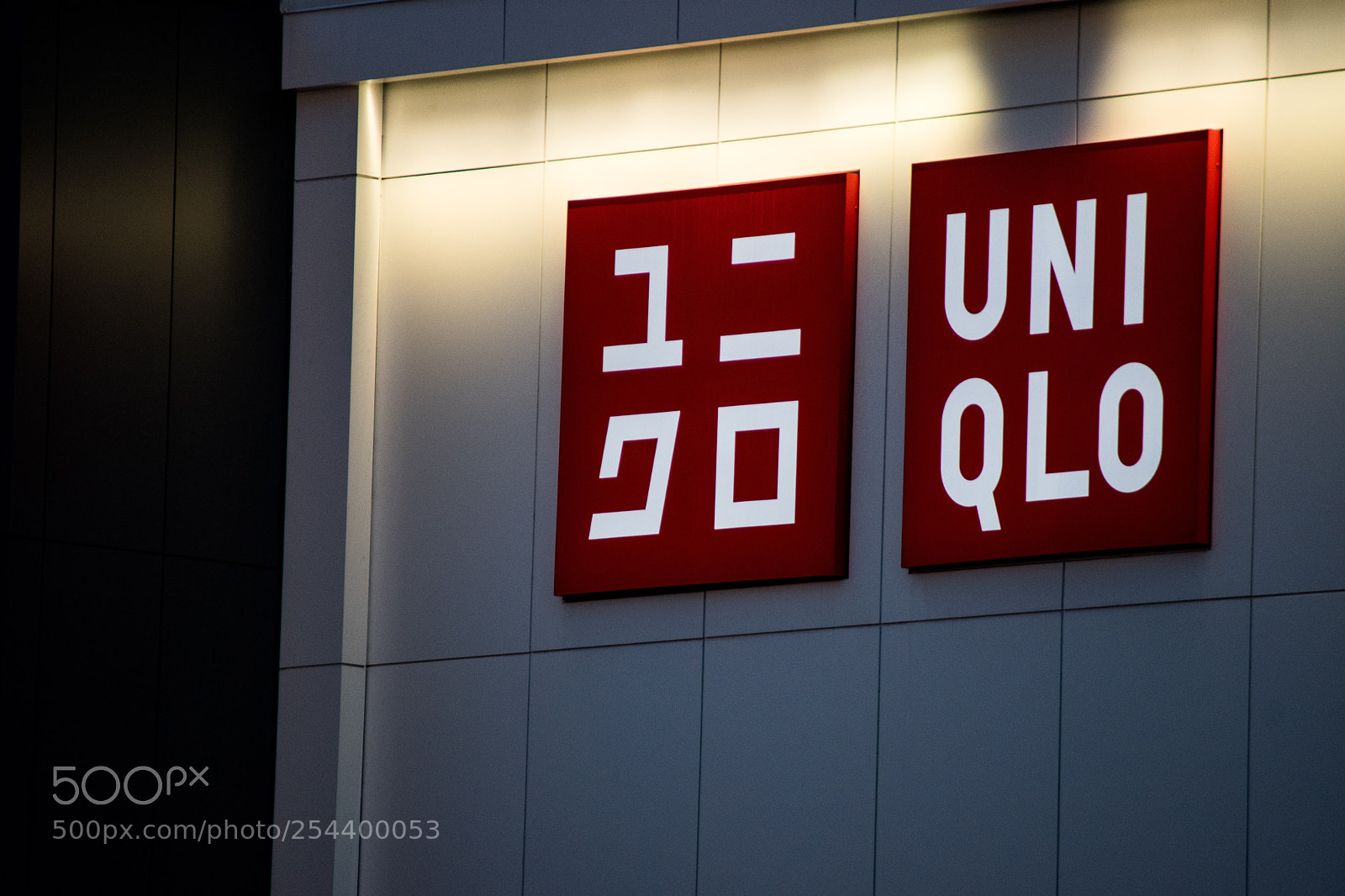 Nikon D3400 sample photo. Uniqlo photography