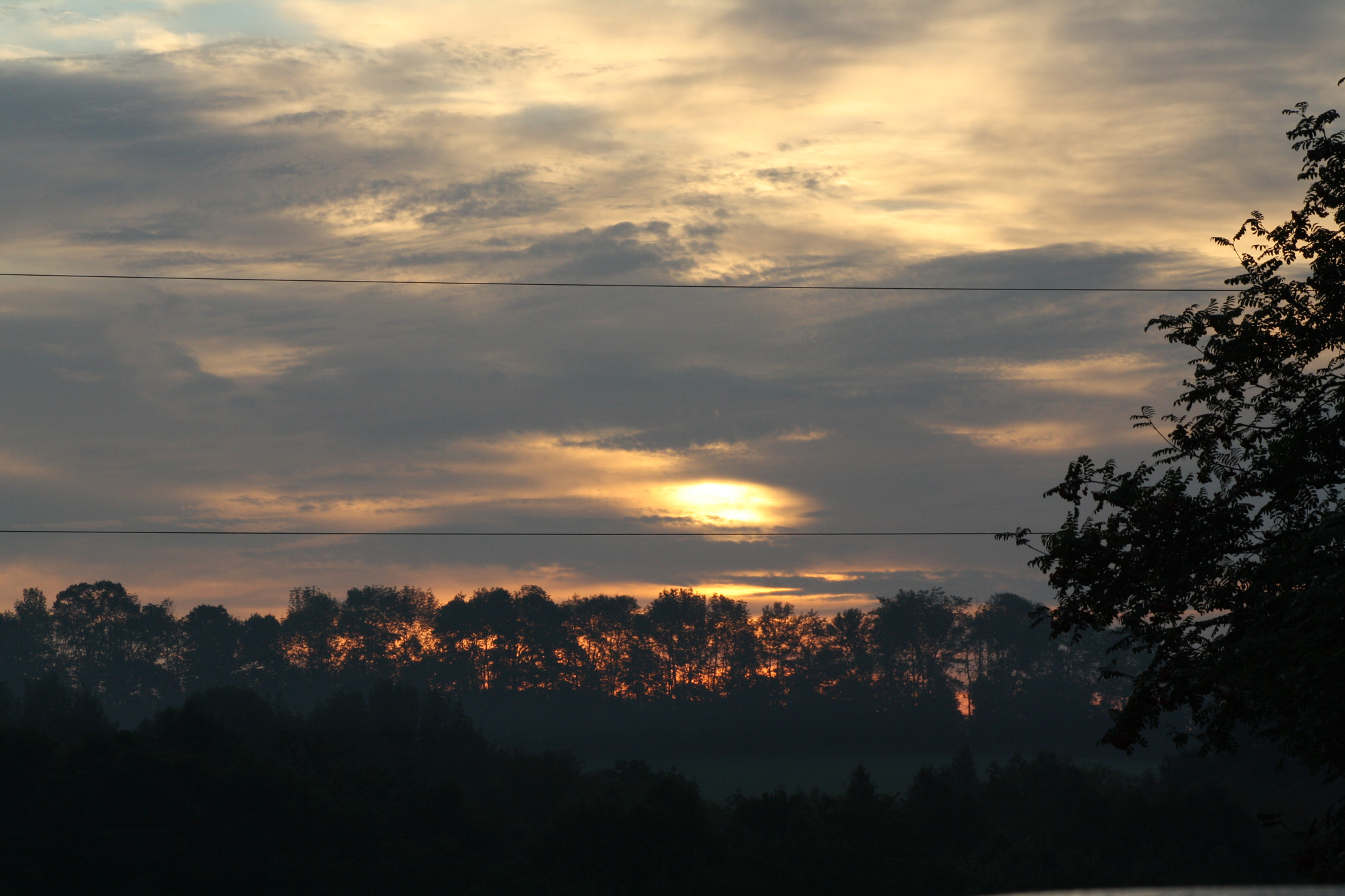 Canon EOS 1000D (EOS Digital Rebel XS / EOS Kiss F) sample photo. Sunrise behind the clouds photography