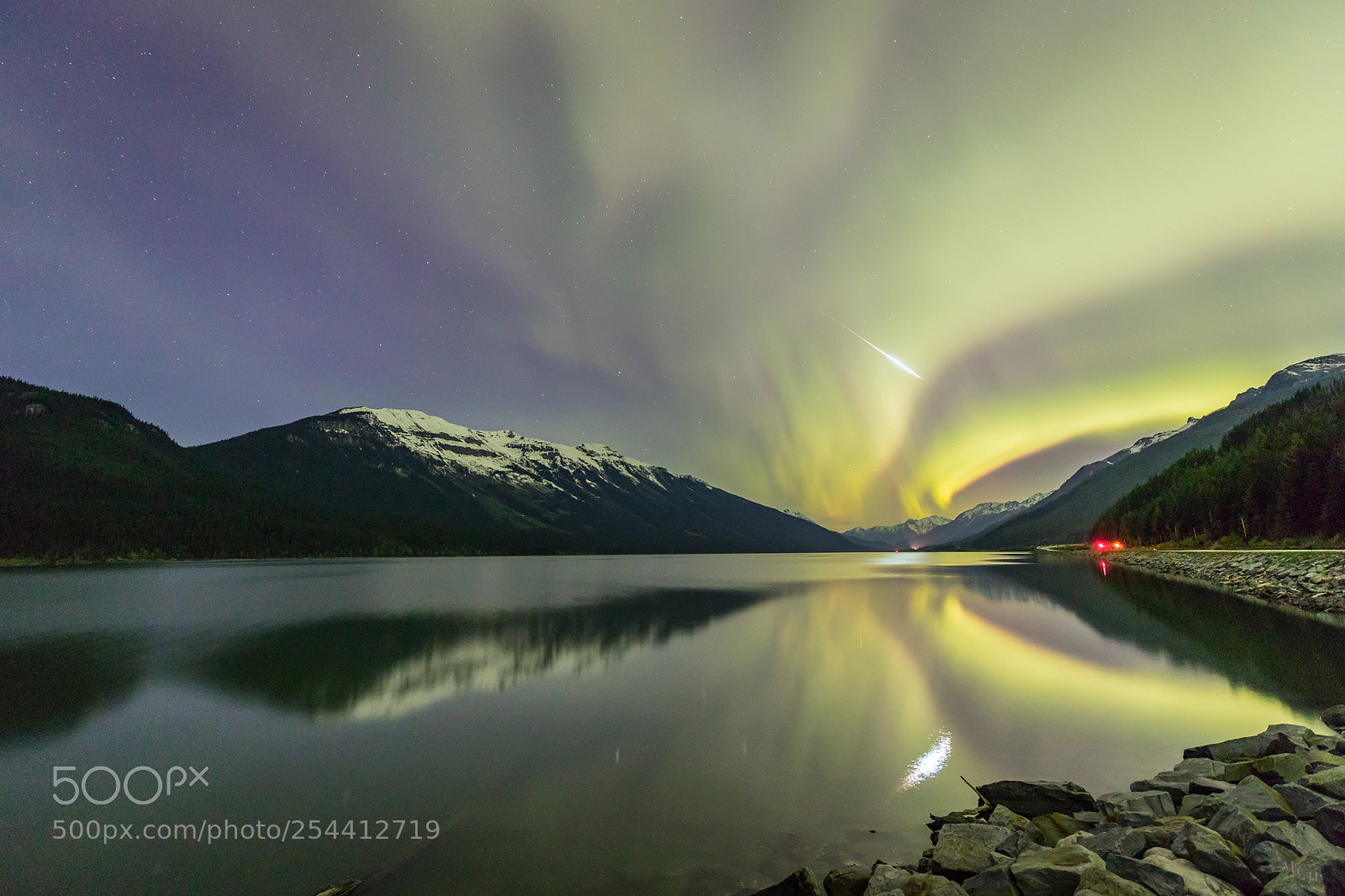 Canon EOS 5D Mark IV sample photo. Streaking through the aurora photography