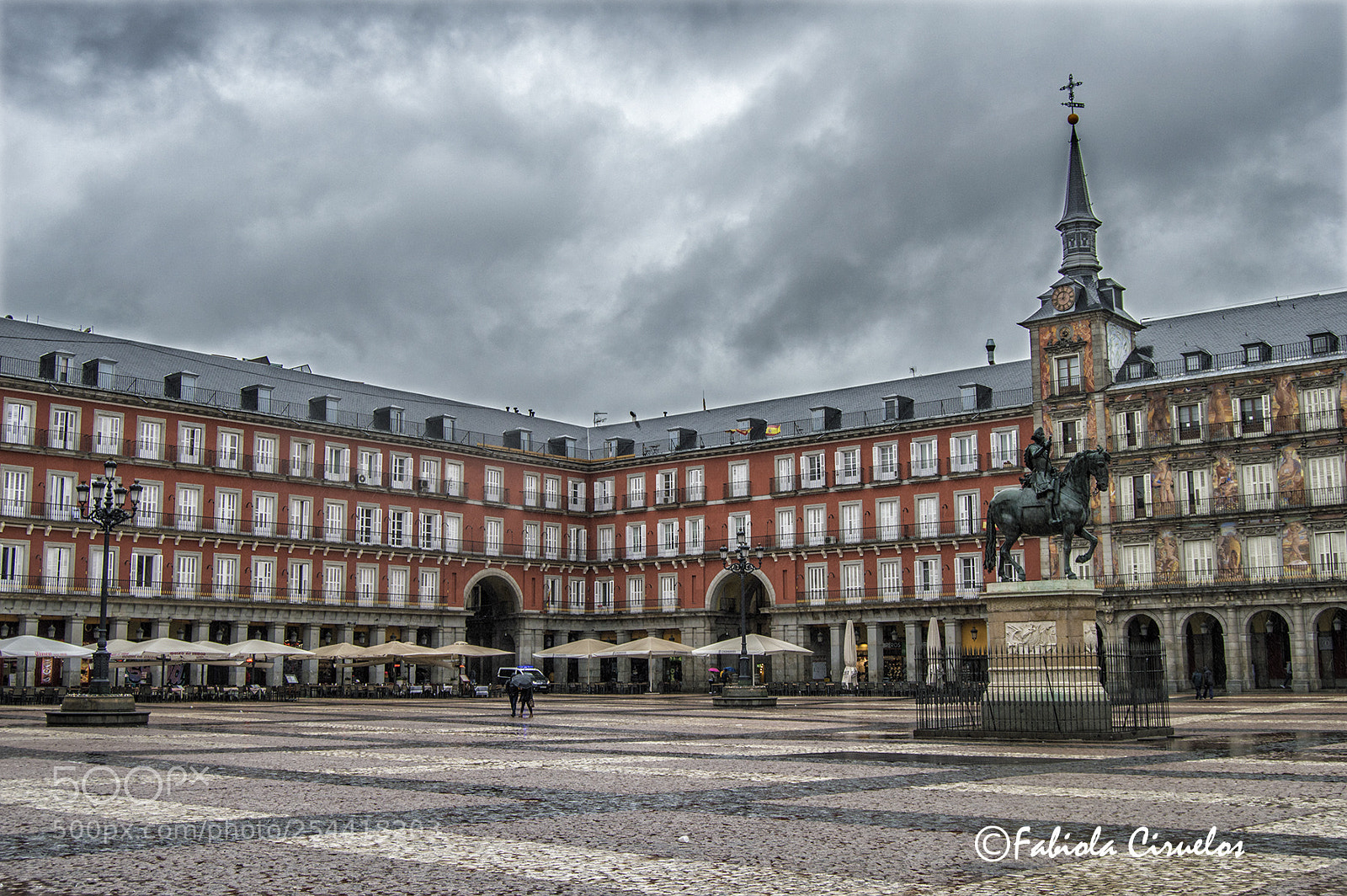 Nikon D3200 sample photo. Lluvia plaza mayor madrid photography