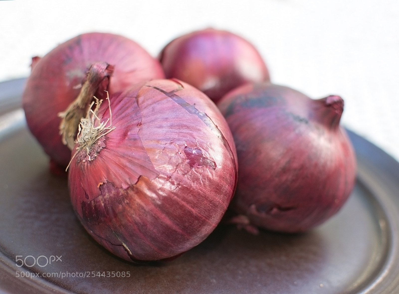 Nikon D7100 sample photo. Fresh red onions plate photography