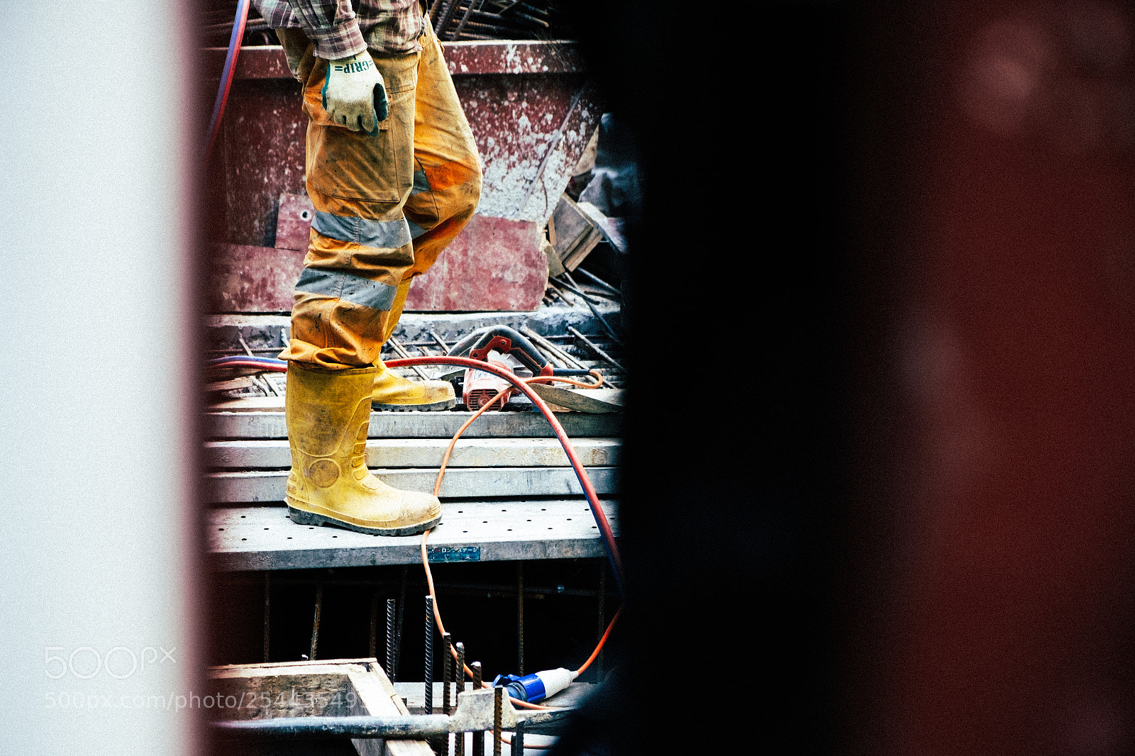 Fujifilm X-T10 sample photo. Construction site through locked photography