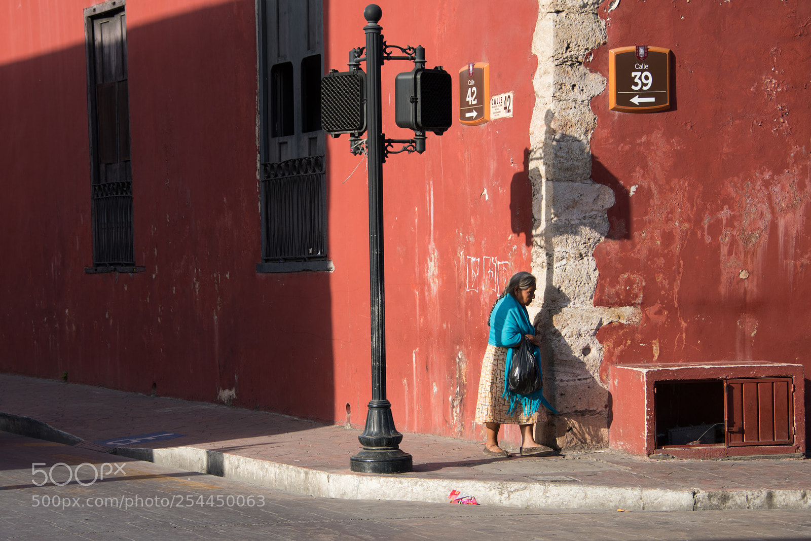 Nikon D850 sample photo. Woman in blue shawl photography