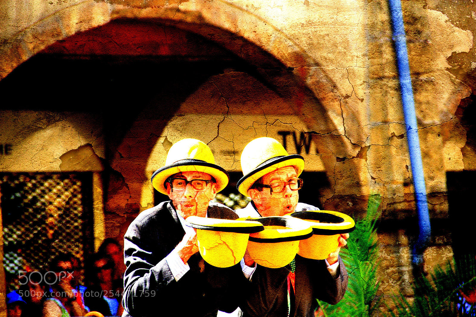 Canon EOS 550D (EOS Rebel T2i / EOS Kiss X4) sample photo. Five yellow hats photography