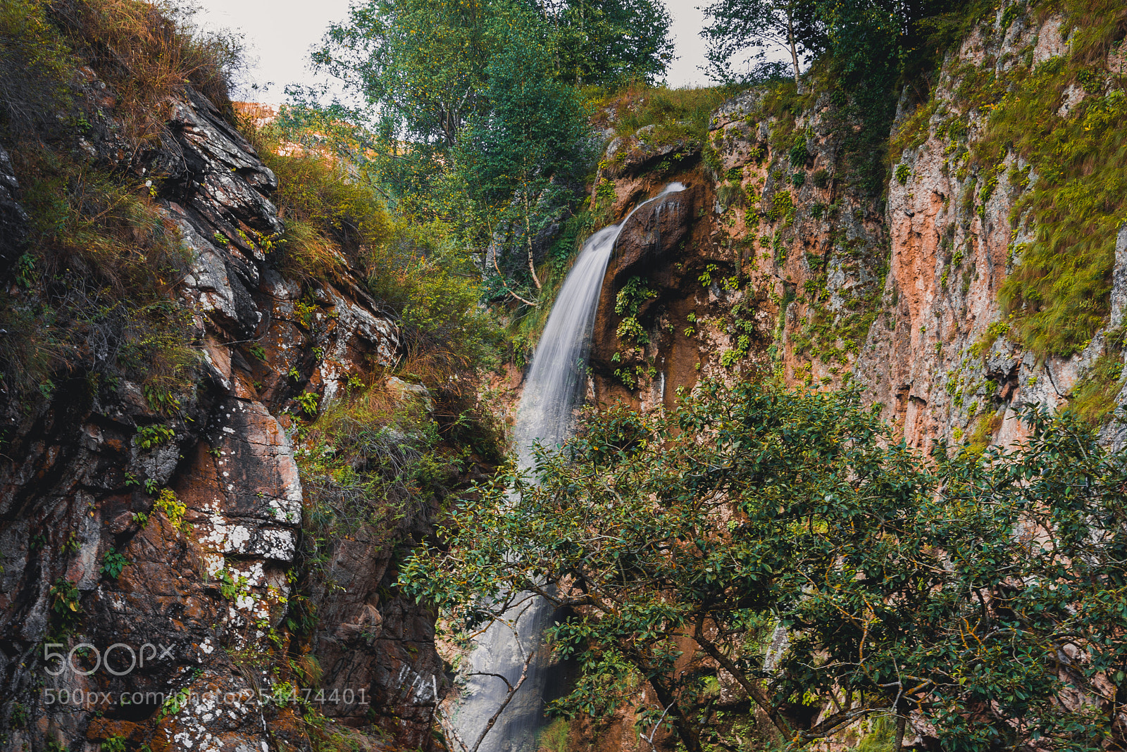 Nikon D610 sample photo. Waterfall streams through rocks photography