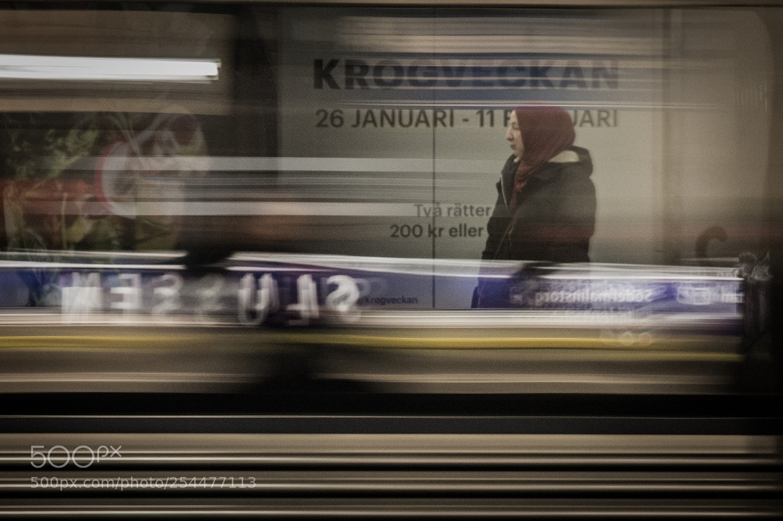 Canon EOS 550D (EOS Rebel T2i / EOS Kiss X4) sample photo. Woman on platform photography