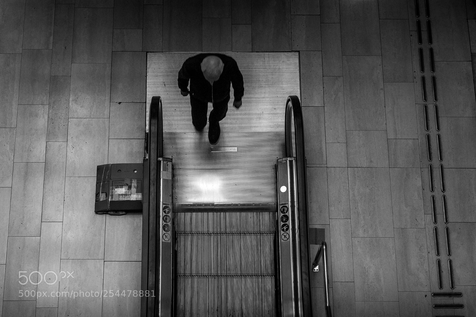 Canon EOS 550D (EOS Rebel T2i / EOS Kiss X4) sample photo. Man and escalator photography