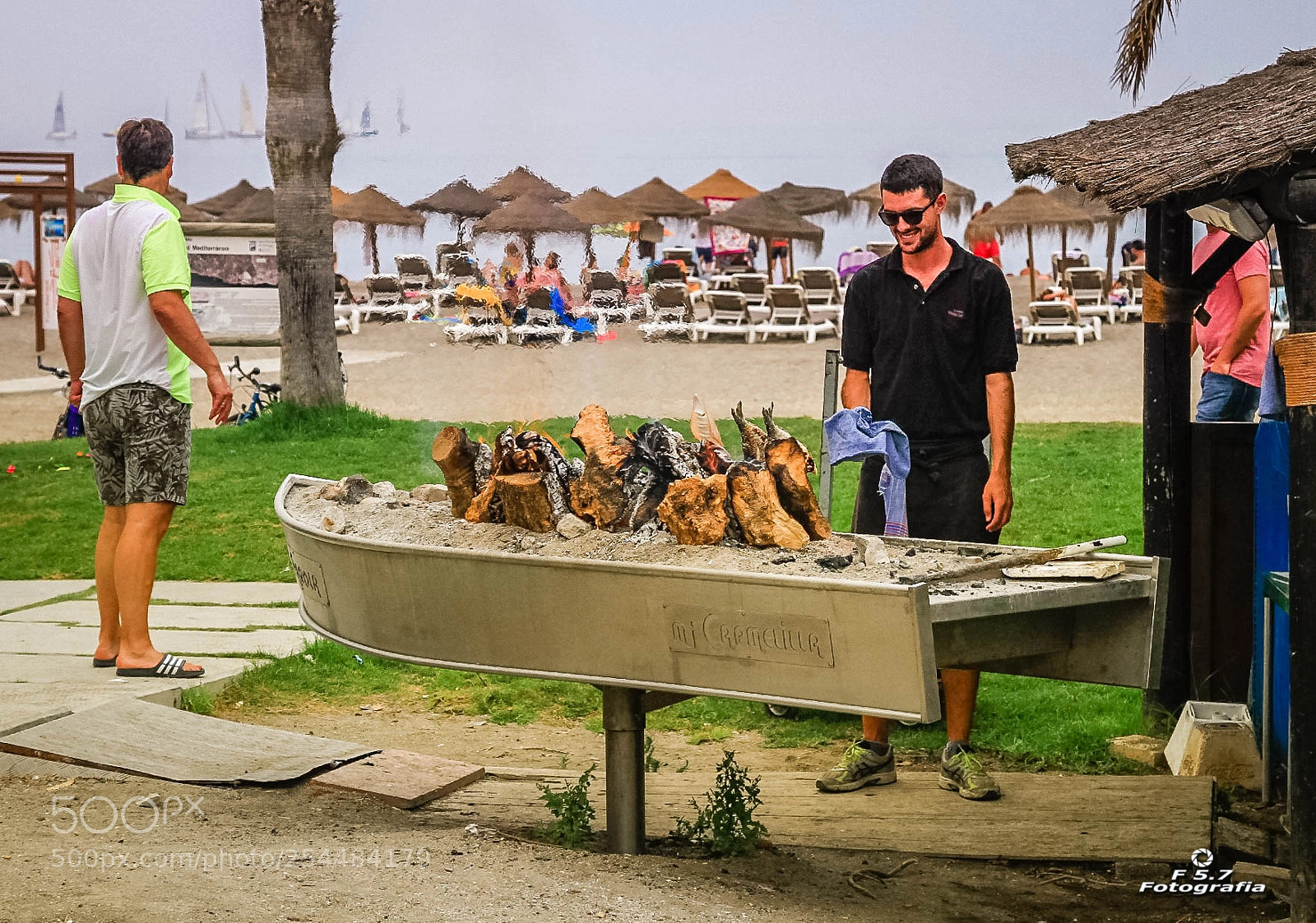 Canon EOS 7D sample photo. Asando pescados - playa photography