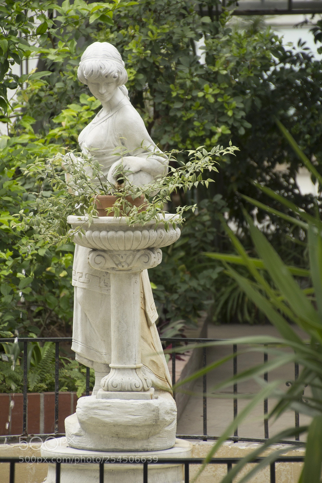 Canon EOS 1200D (EOS Rebel T5 / EOS Kiss X70 / EOS Hi) sample photo. Lady statue. photography