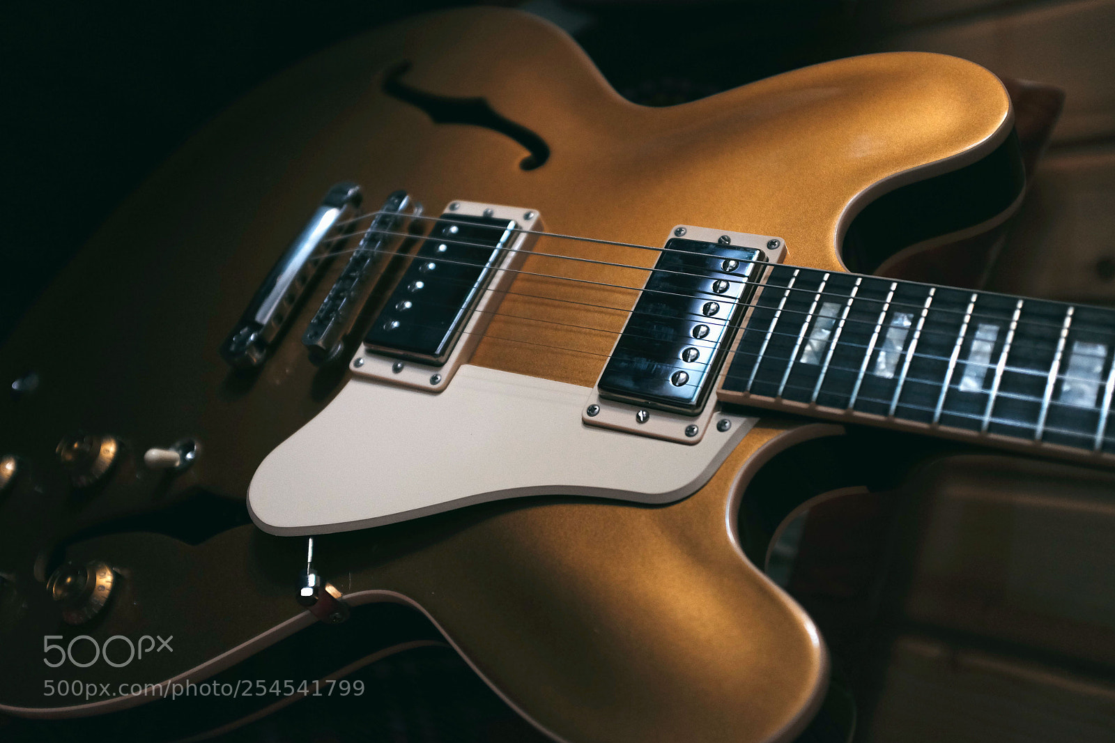 Fujifilm X100T sample photo. Gold top photography