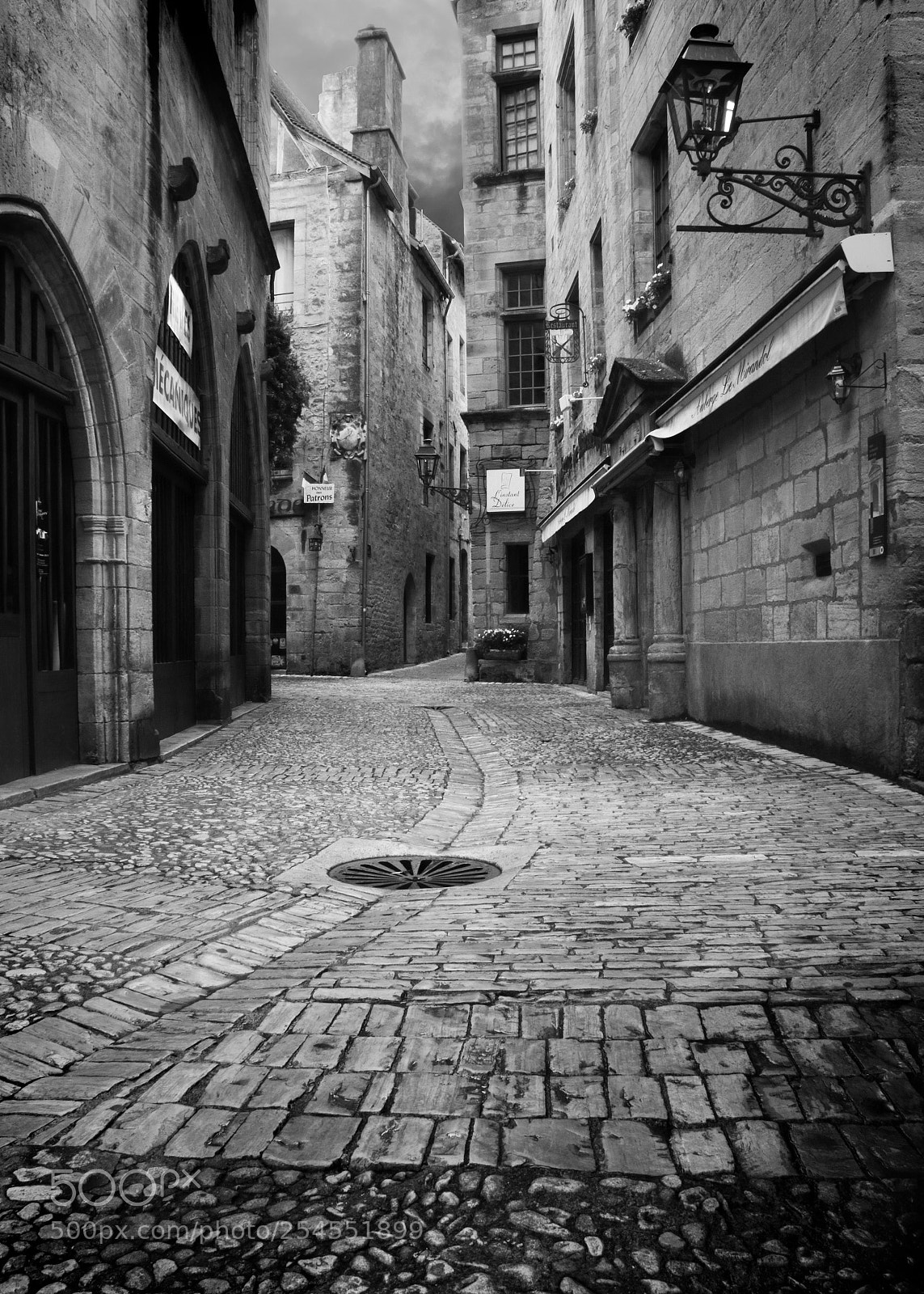 Canon EOS 70D sample photo. Medieval street in sarlat photography